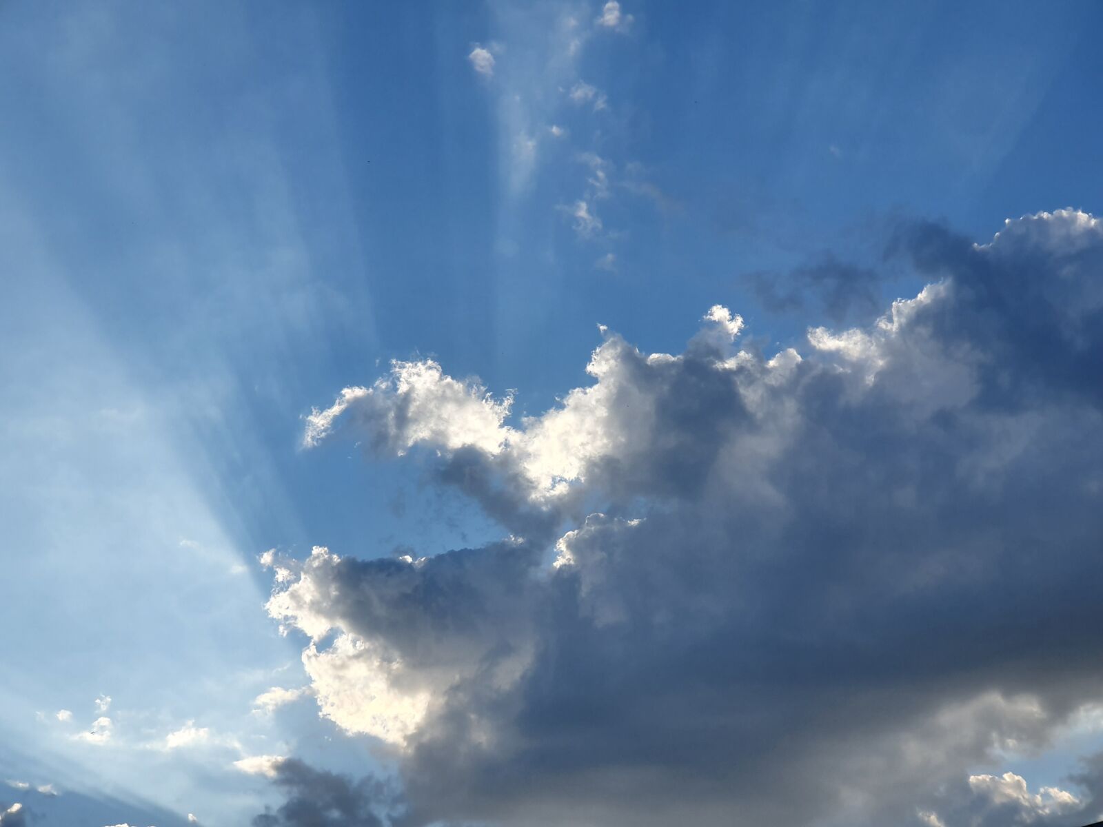 Samsung Galaxy S10+ sample photo. Sky, clouds, sunbeam photography
