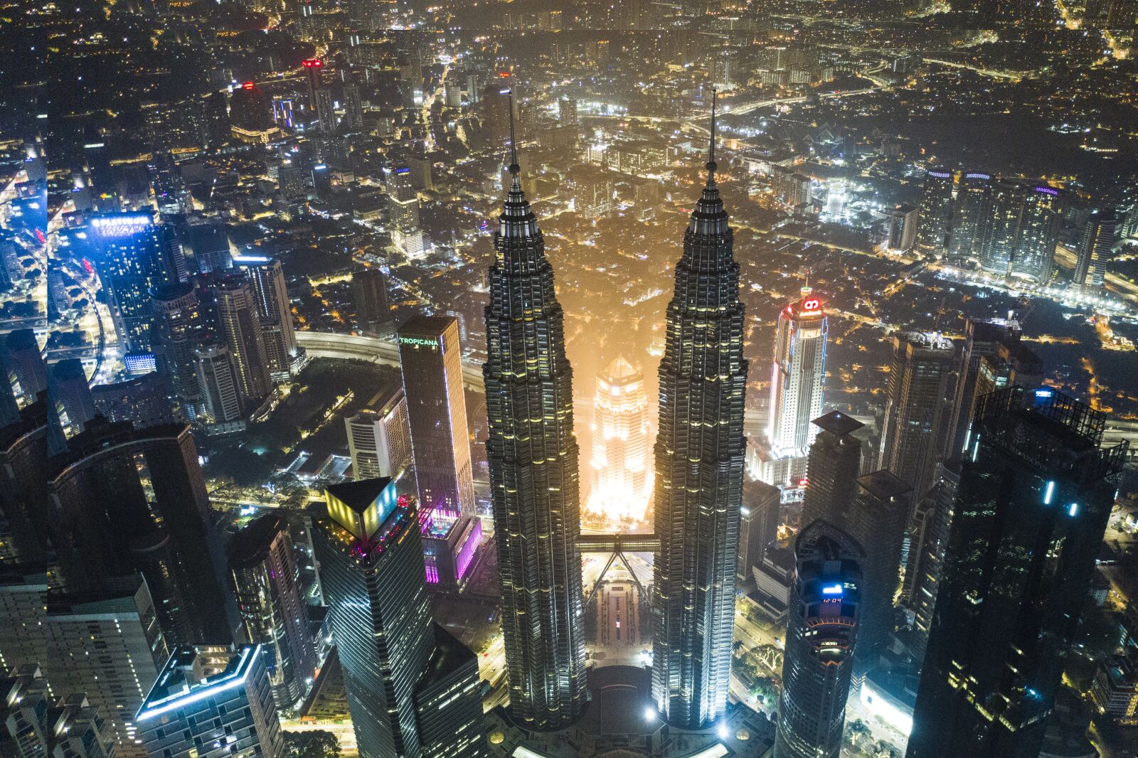 Hasselblad L1D-20c sample photo. Skyscraper, night shot, twin photography