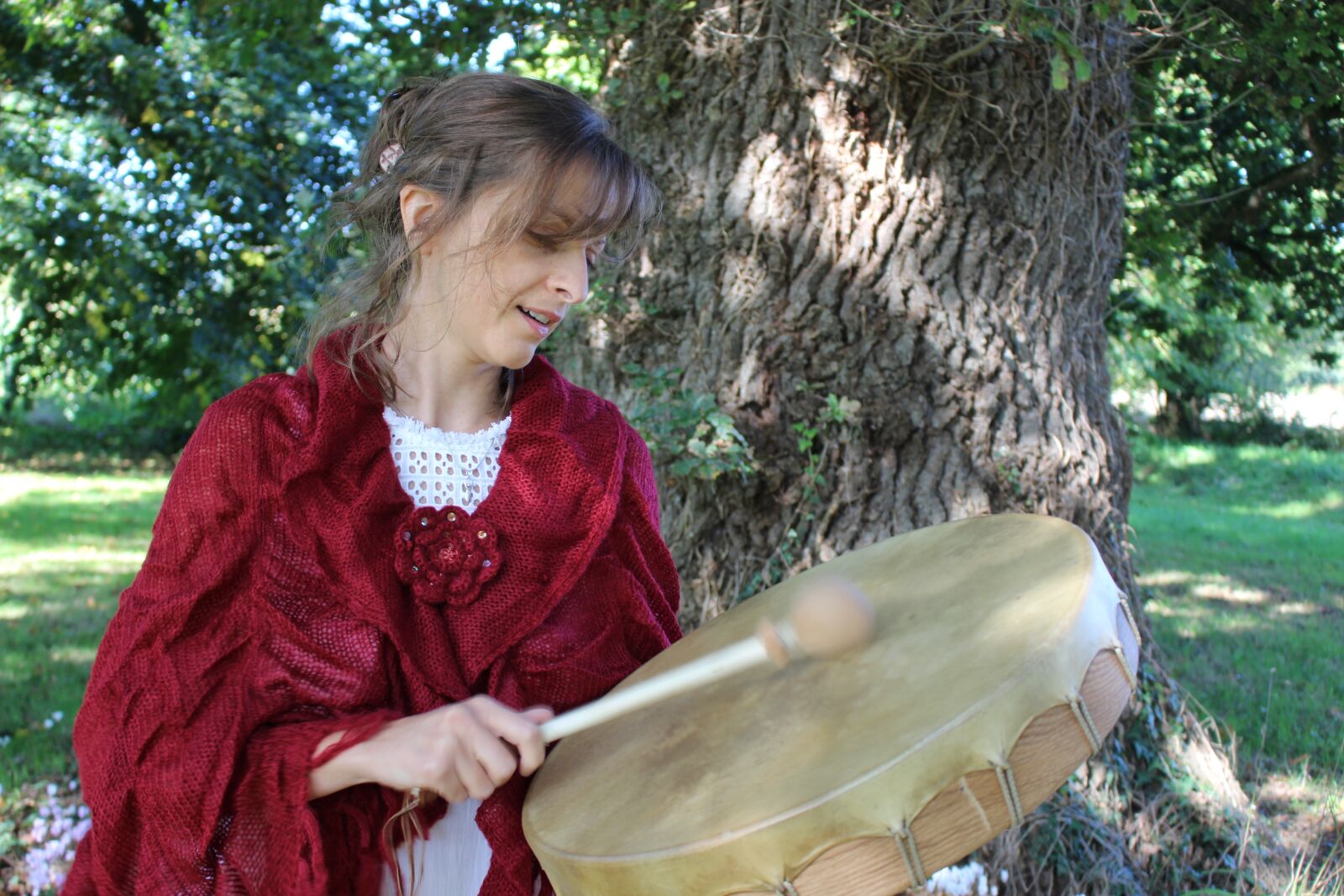 Canon EOS 100D (EOS Rebel SL1 / EOS Kiss X7) sample photo. Woman, drum, oak photography