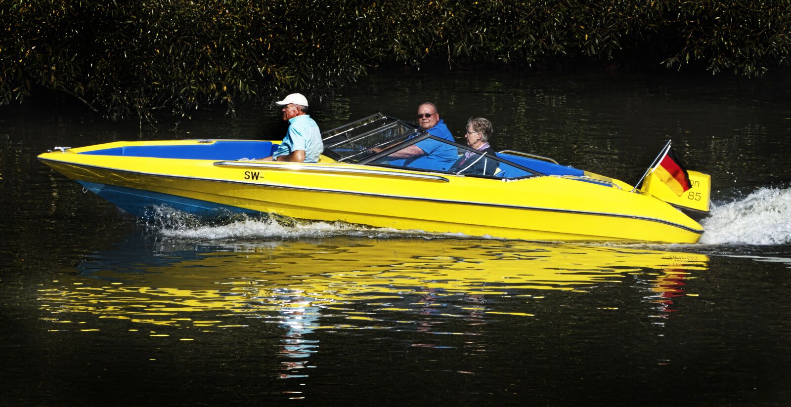 Panasonic Lumix DMC-FZ1000 sample photo. Boat, boating, leisure photography