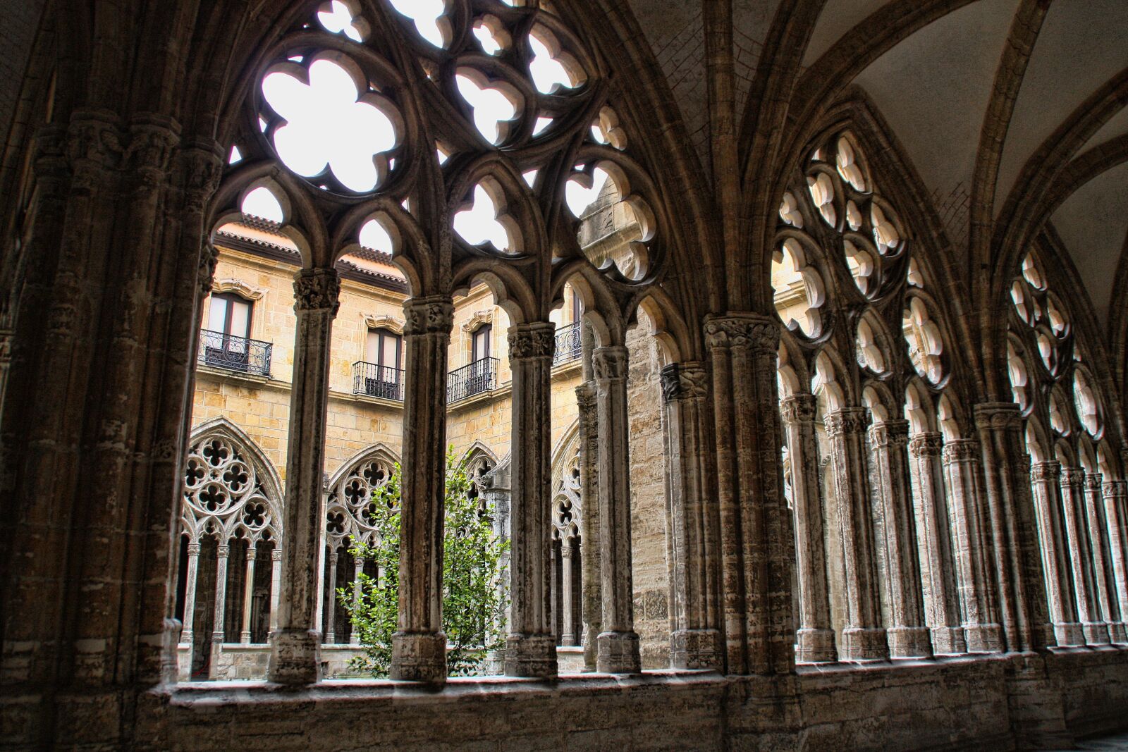 Canon EOS 450D (EOS Rebel XSi / EOS Kiss X2) sample photo. Cathedral, cloister, oviedo photography