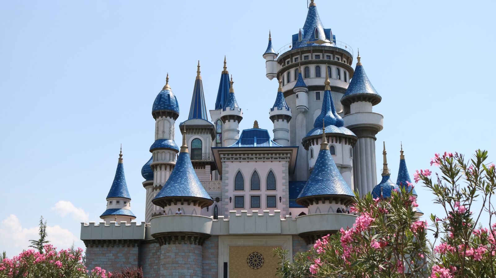 Canon EOS 750D (EOS Rebel T6i / EOS Kiss X8i) sample photo. Castle, blue, fairy tale photography