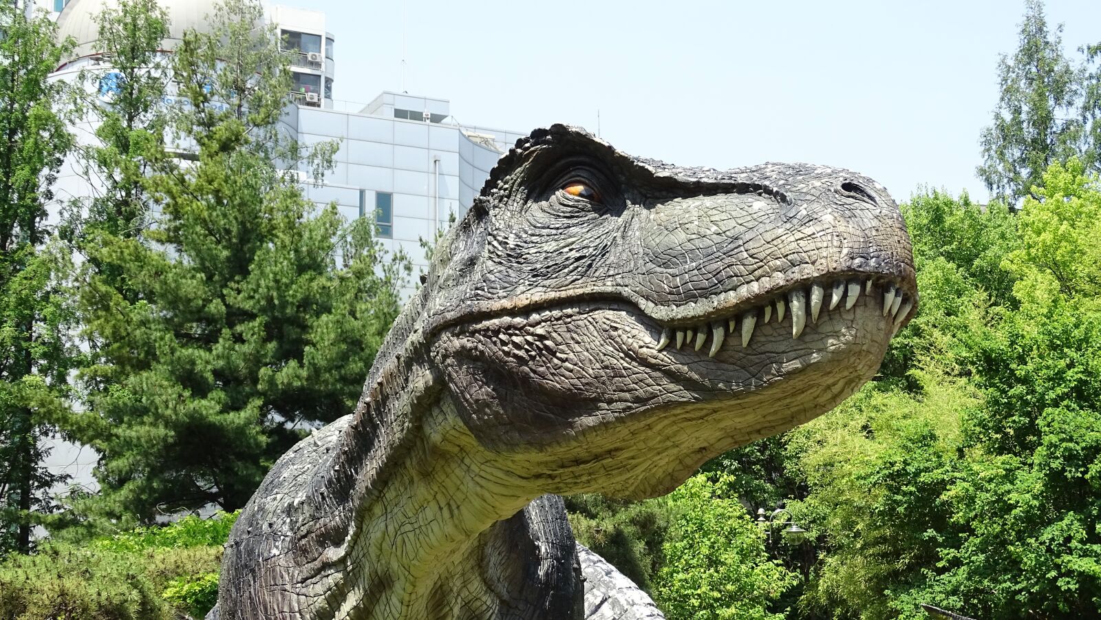 Sony Cyber-shot DSC-HX400V sample photo. Dinosaurs, sculpture, park photography