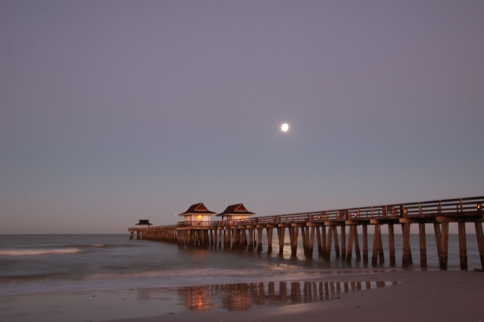 Canon EOS 600D (Rebel EOS T3i / EOS Kiss X5) sample photo. Naples, pier, moon photography