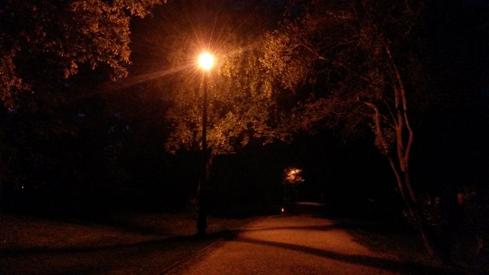 Samsung Galaxy S4 Mini sample photo. Avenue, lamp, park, path photography