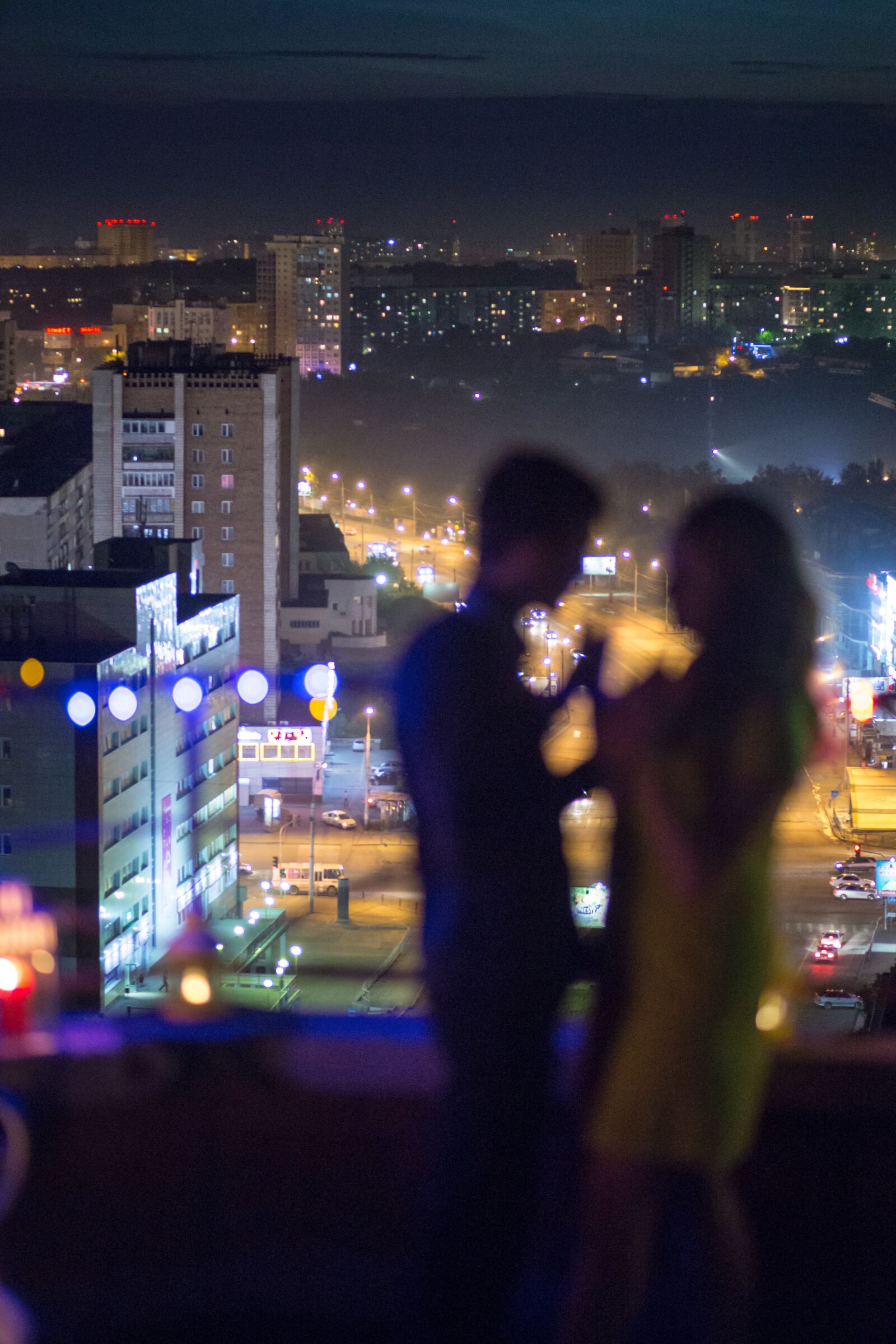 Canon EF 85mm F1.8 USM sample photo. Couple, city, night photography