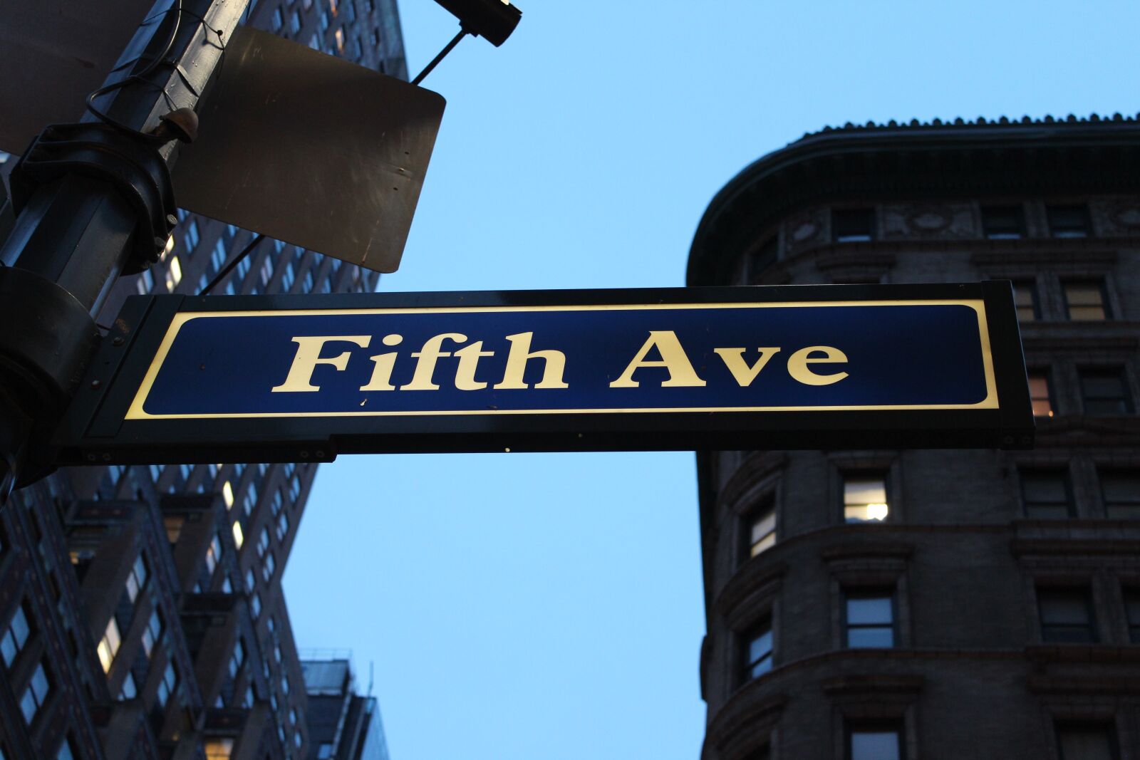 Canon EOS 600D (Rebel EOS T3i / EOS Kiss X5) sample photo. Fifth avenue, sign, avenue photography
