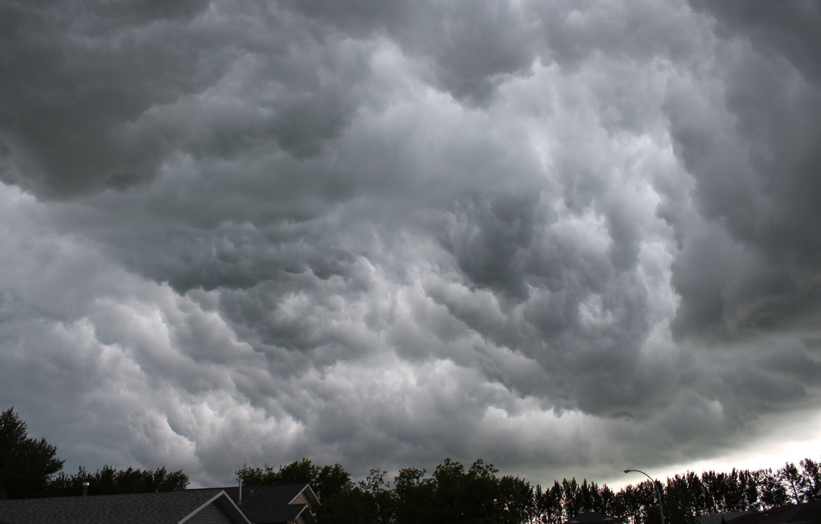 Canon EOS 600D (Rebel EOS T3i / EOS Kiss X5) sample photo. Storm, clouds, threatening photography
