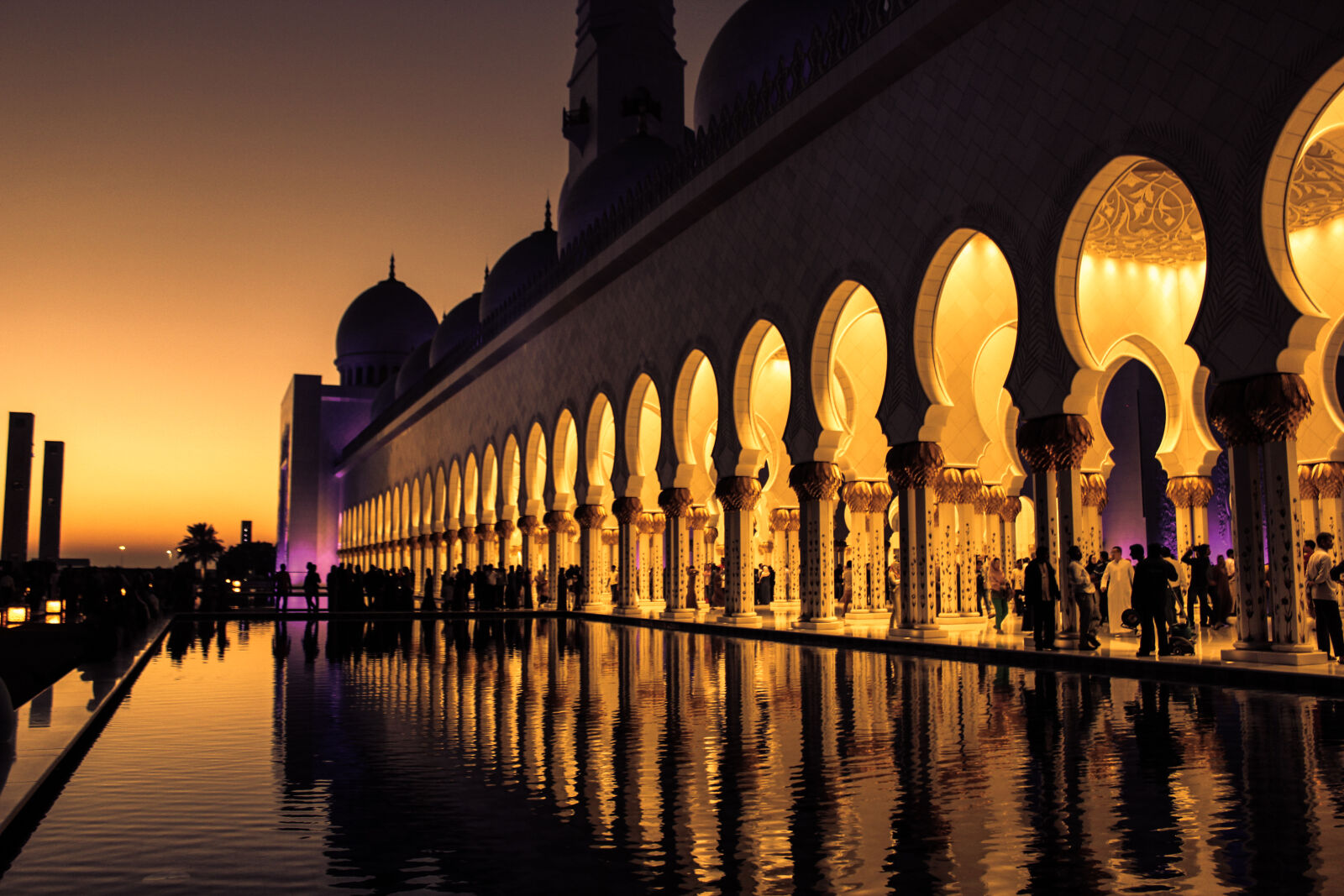Canon EF-S 18-55mm F3.5-5.6 IS sample photo. Dubai, fountain, golden, yellow photography