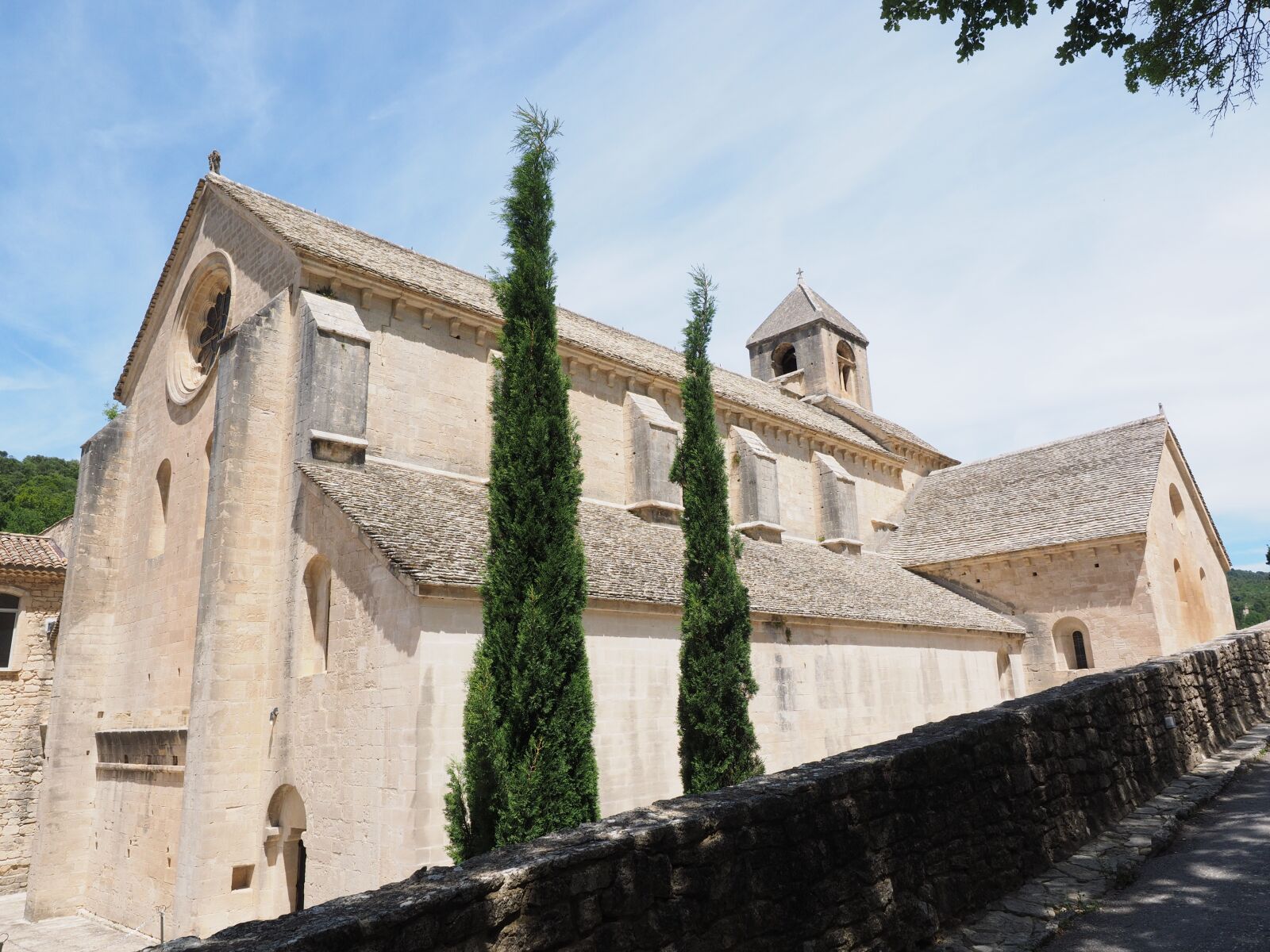 Olympus OM-D E-M1 + Olympus M.Zuiko Digital ED 12-40mm F2.8 Pro sample photo. Abbey church, church, abbaye photography