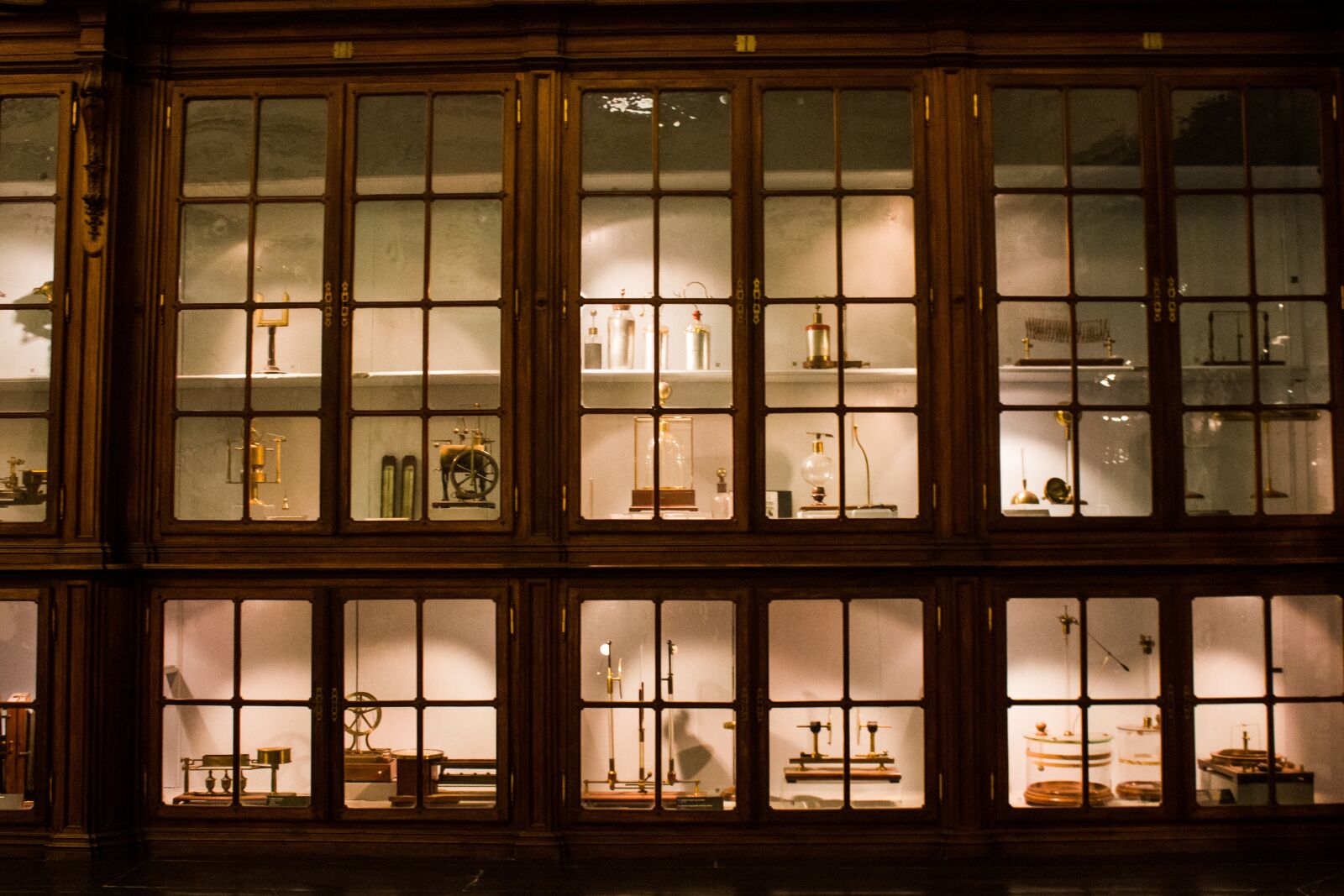 Canon EF-S 18-55mm F3.5-5.6 IS sample photo. Museum, physics, instruments photography
