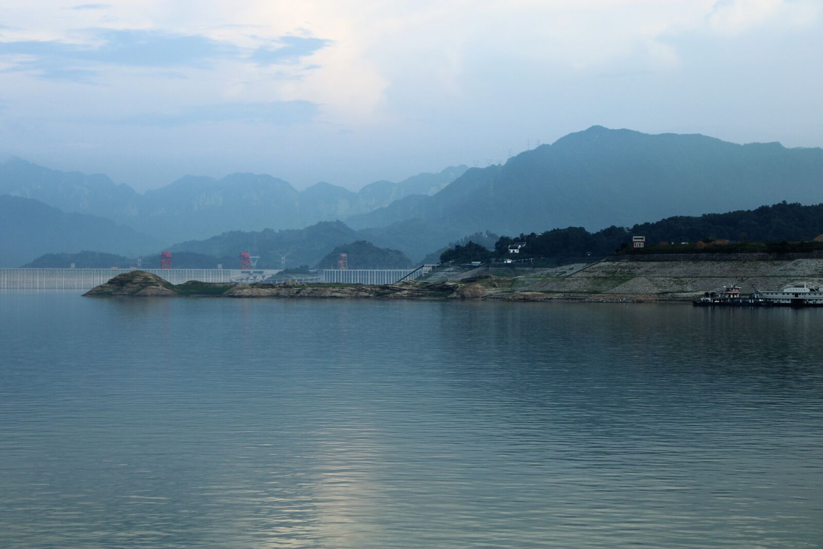 Canon EOS 2000D (EOS Rebel T7 / EOS Kiss X90 / EOS 1500D) sample photo. Landscape, river, nature photography