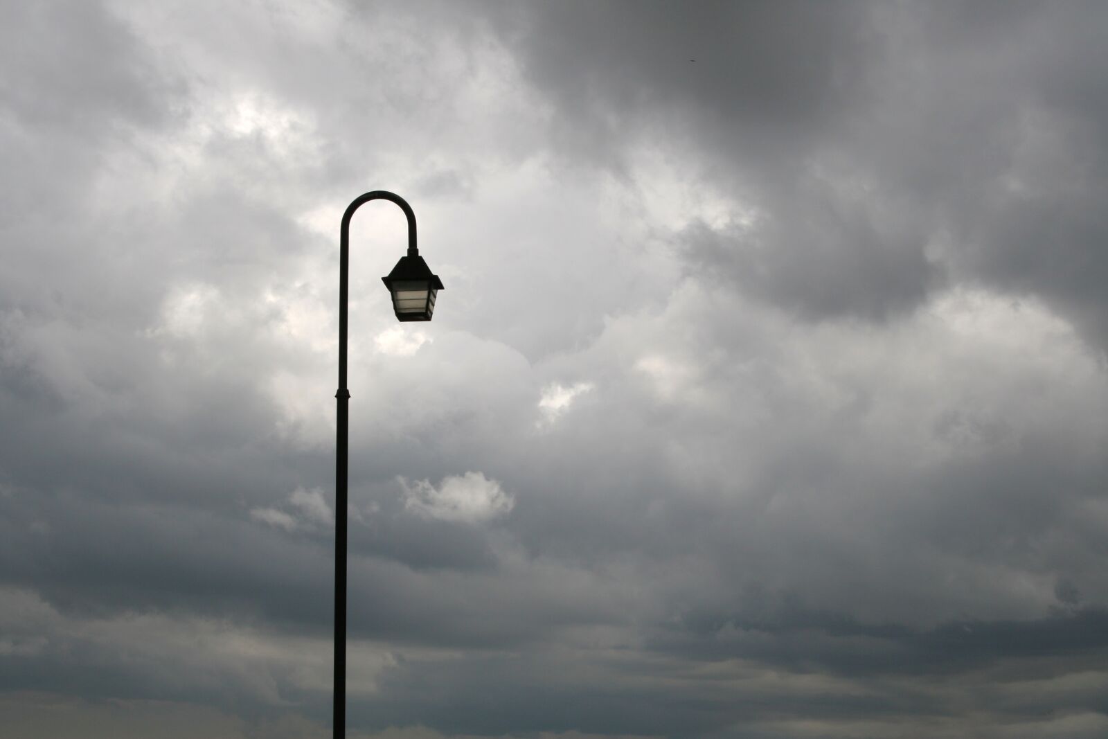 Canon EOS 20D sample photo. Street light, rain, urban photography