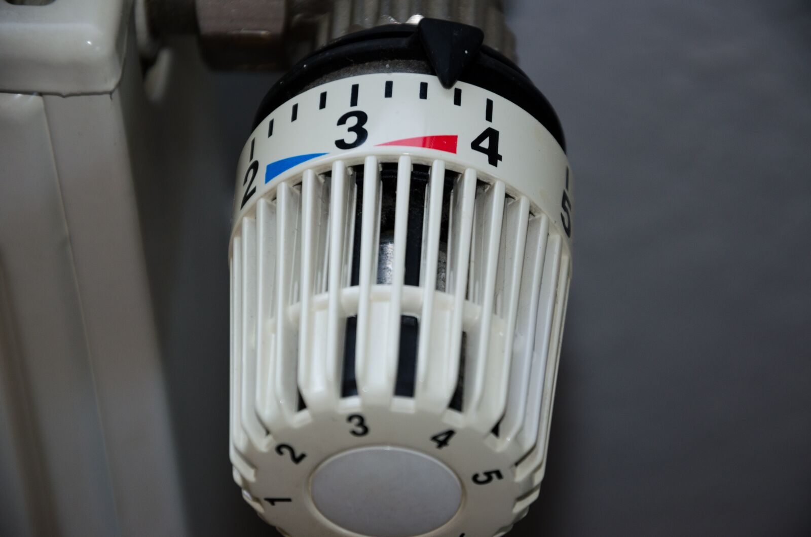 Nikon D5100 sample photo. Thermostat, heating, radiator photography