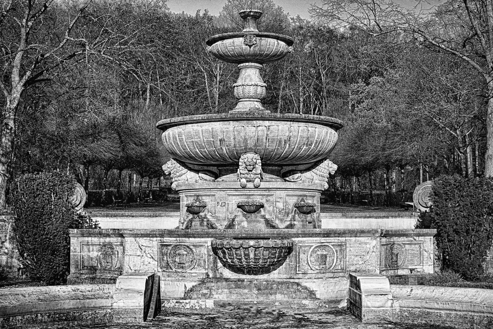 Sony a7 II + Sony FE 28-70mm F3.5-5.6 OSS sample photo. Fountain, old, stone wall photography