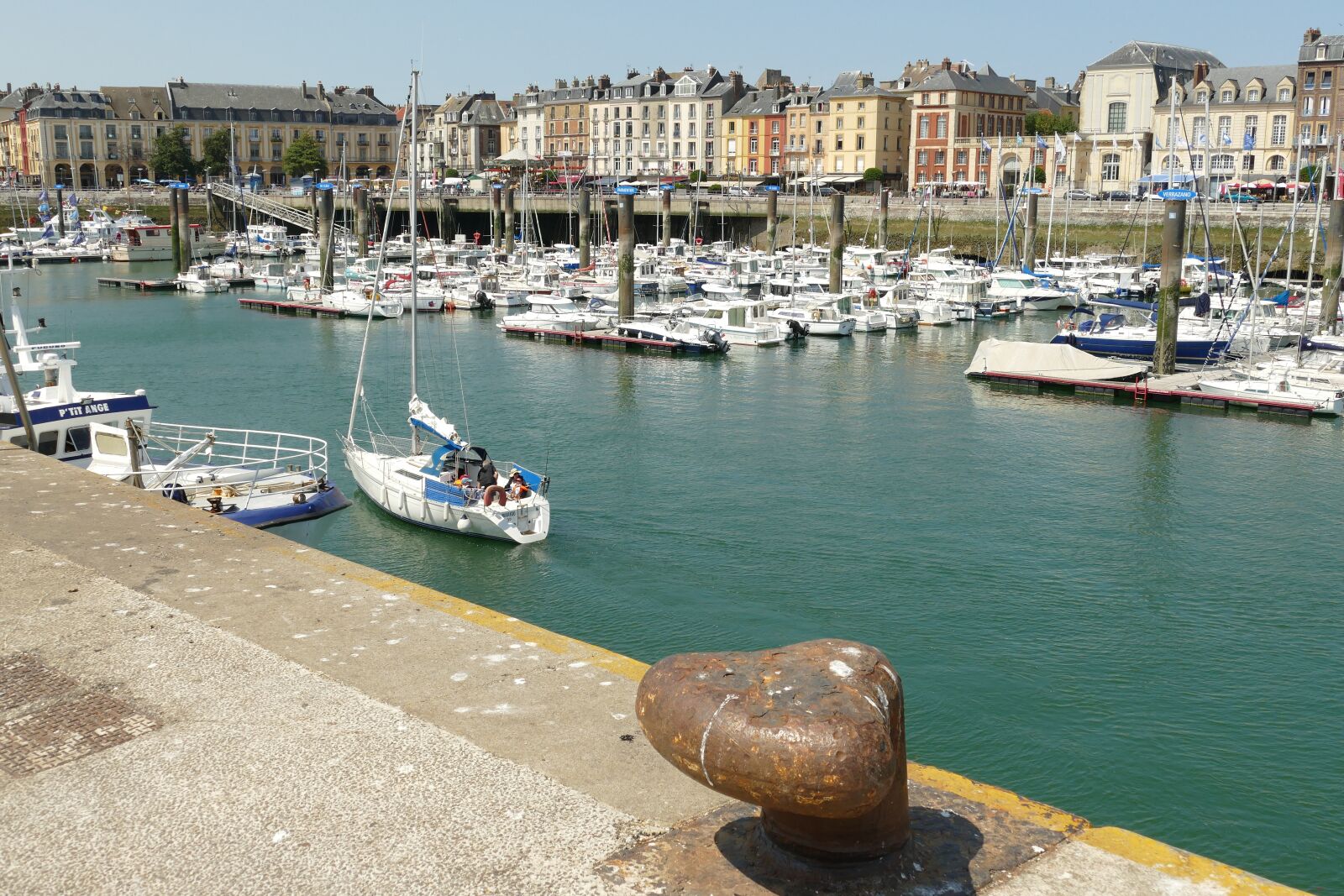 Panasonic Lumix DMC-FZ1000 sample photo. Dieppe, port, city photography