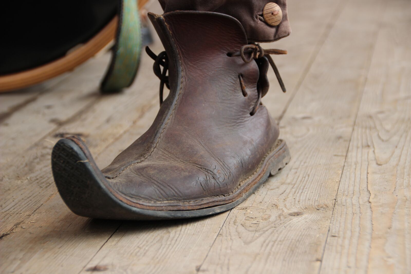 Canon EOS 600D (Rebel EOS T3i / EOS Kiss X5) sample photo. Shoe, leather, middle ages photography