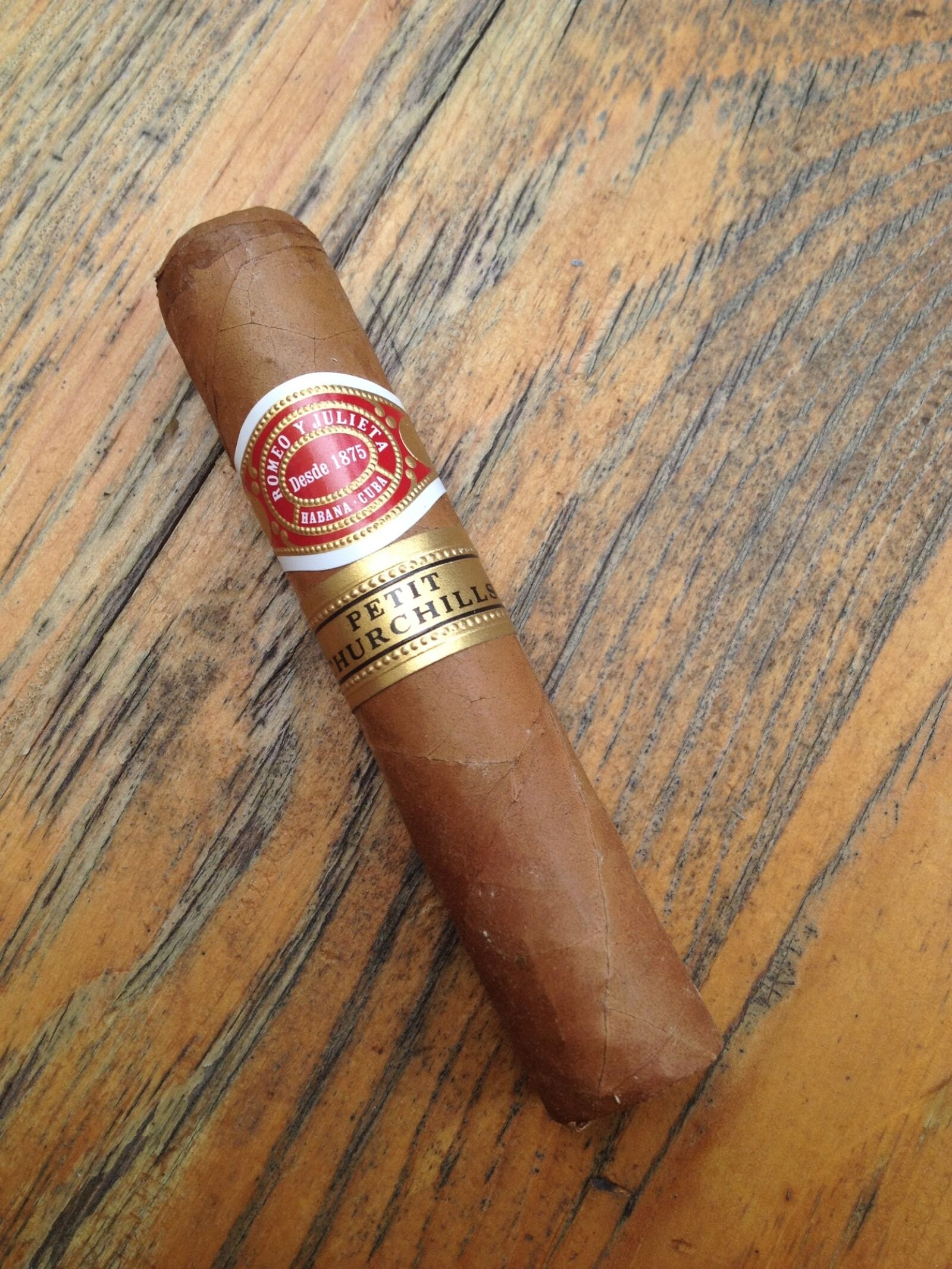 iPhone 4S back camera 4.28mm f/2.4 sample photo. Romeo y julieta, cigar photography