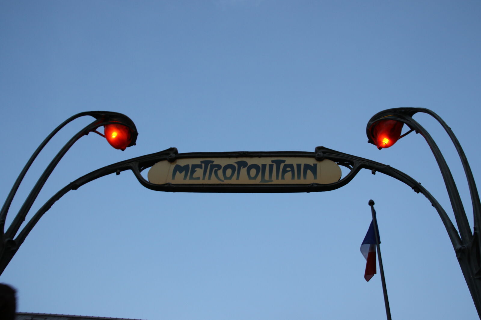 Canon EOS 7D Mark II sample photo. Art, deco, capital, evening photography