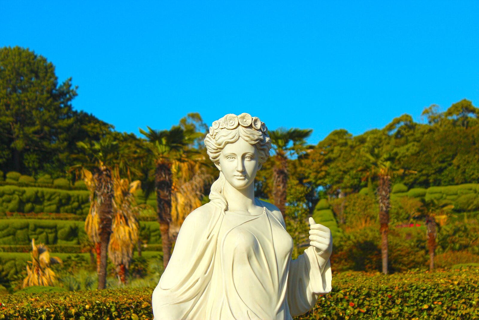 Canon EOS 600D (Rebel EOS T3i / EOS Kiss X5) sample photo. Statue, sculpture, smile photography
