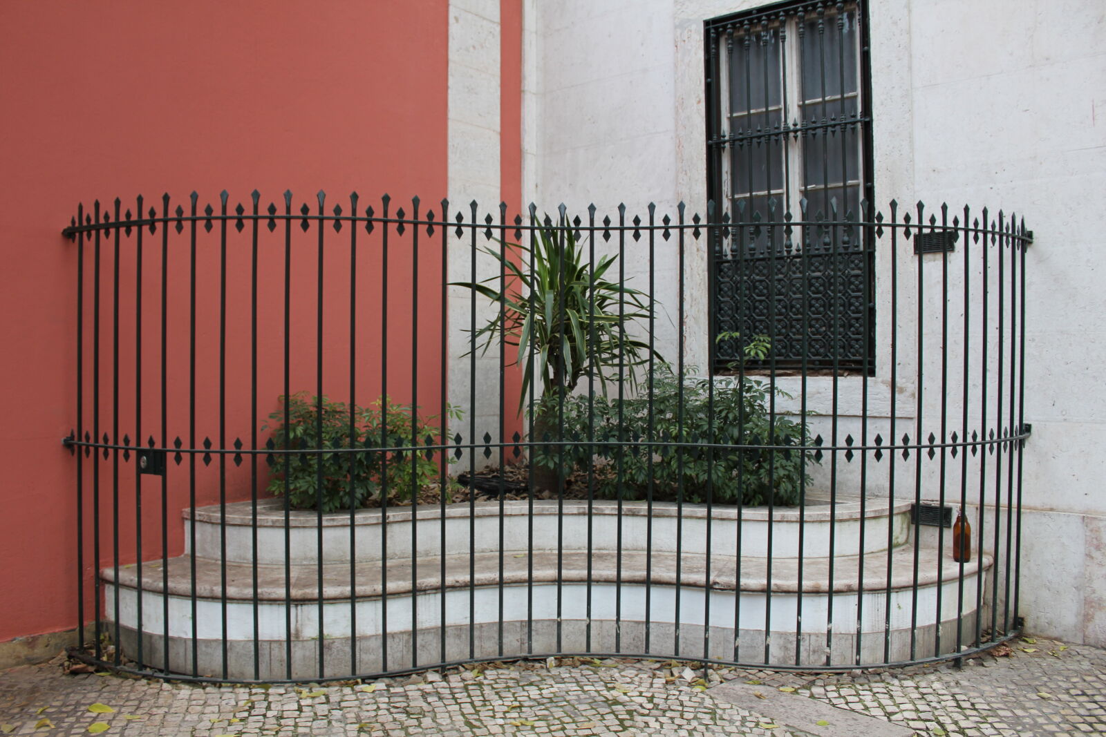 Canon EOS 550D (EOS Rebel T2i / EOS Kiss X4) sample photo. Corner, gate, plants photography