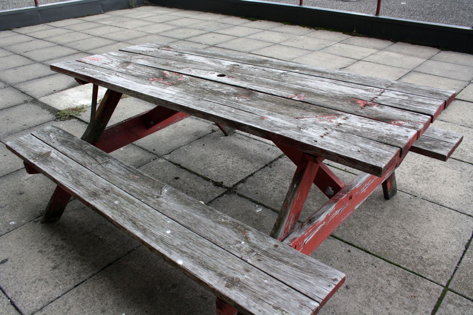 Canon EOS 1000D (EOS Digital Rebel XS / EOS Kiss F) sample photo. Picnic table, worn out photography