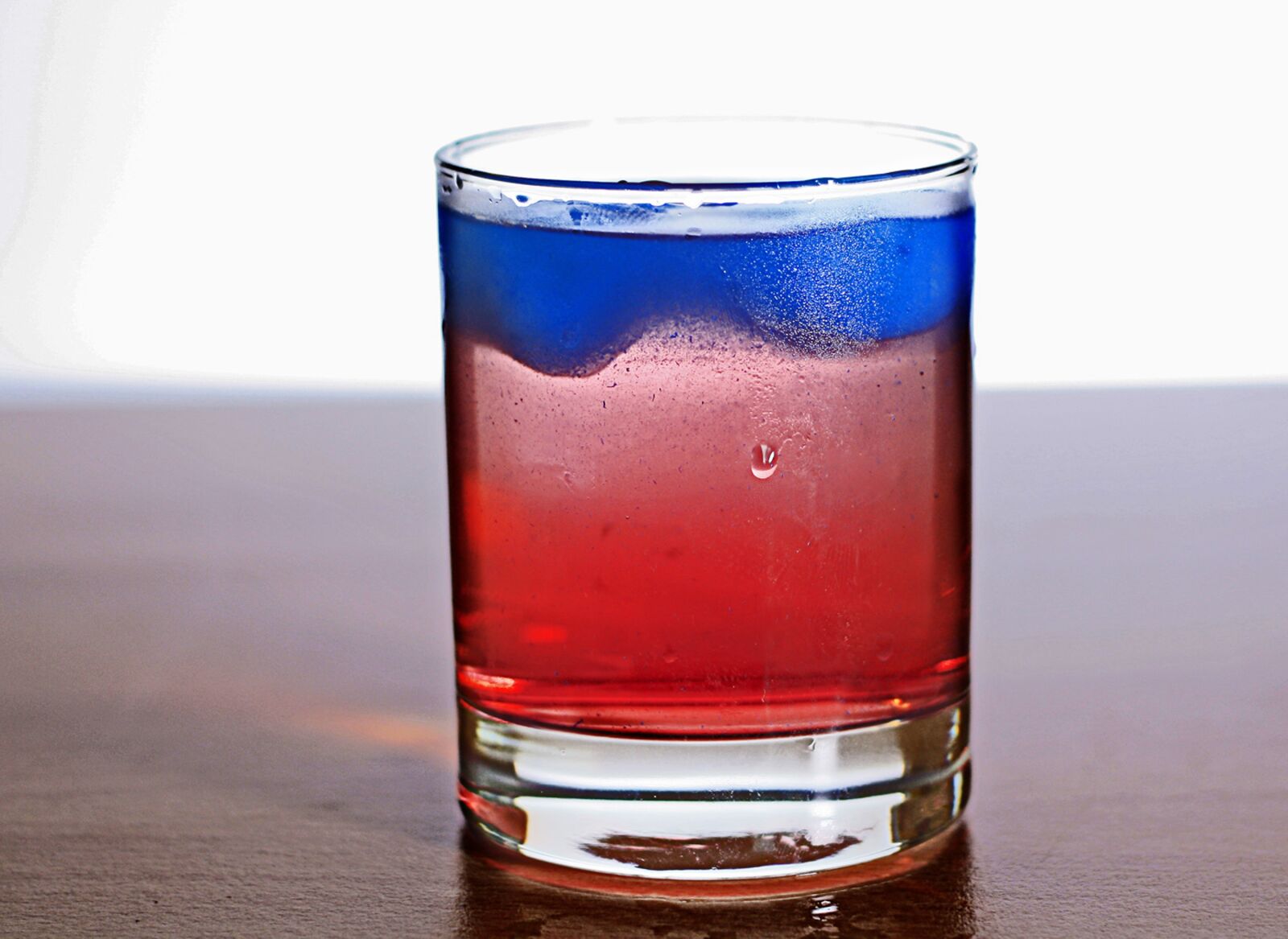 Canon EOS 1000D (EOS Digital Rebel XS / EOS Kiss F) sample photo. Drink, color, red photography
