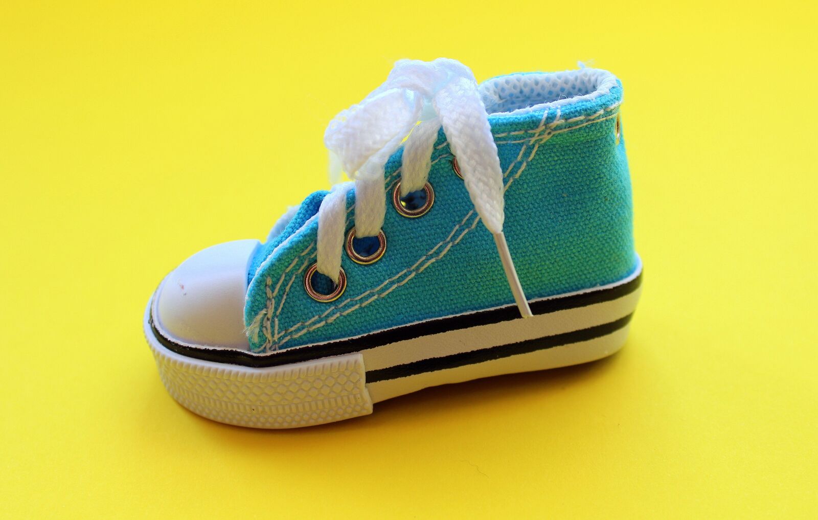 Canon EOS 1200D (EOS Rebel T5 / EOS Kiss X70 / EOS Hi) sample photo. Footwear, clothing, shoes photography