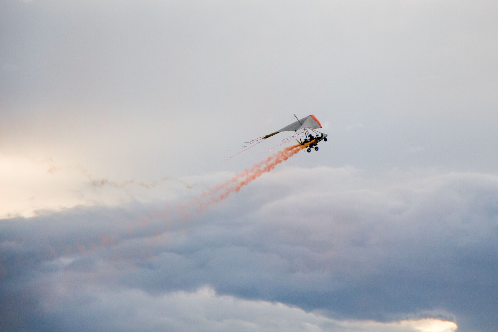 Canon EOS 700D (EOS Rebel T5i / EOS Kiss X7i) sample photo. Hang glider, stormy, clouds photography