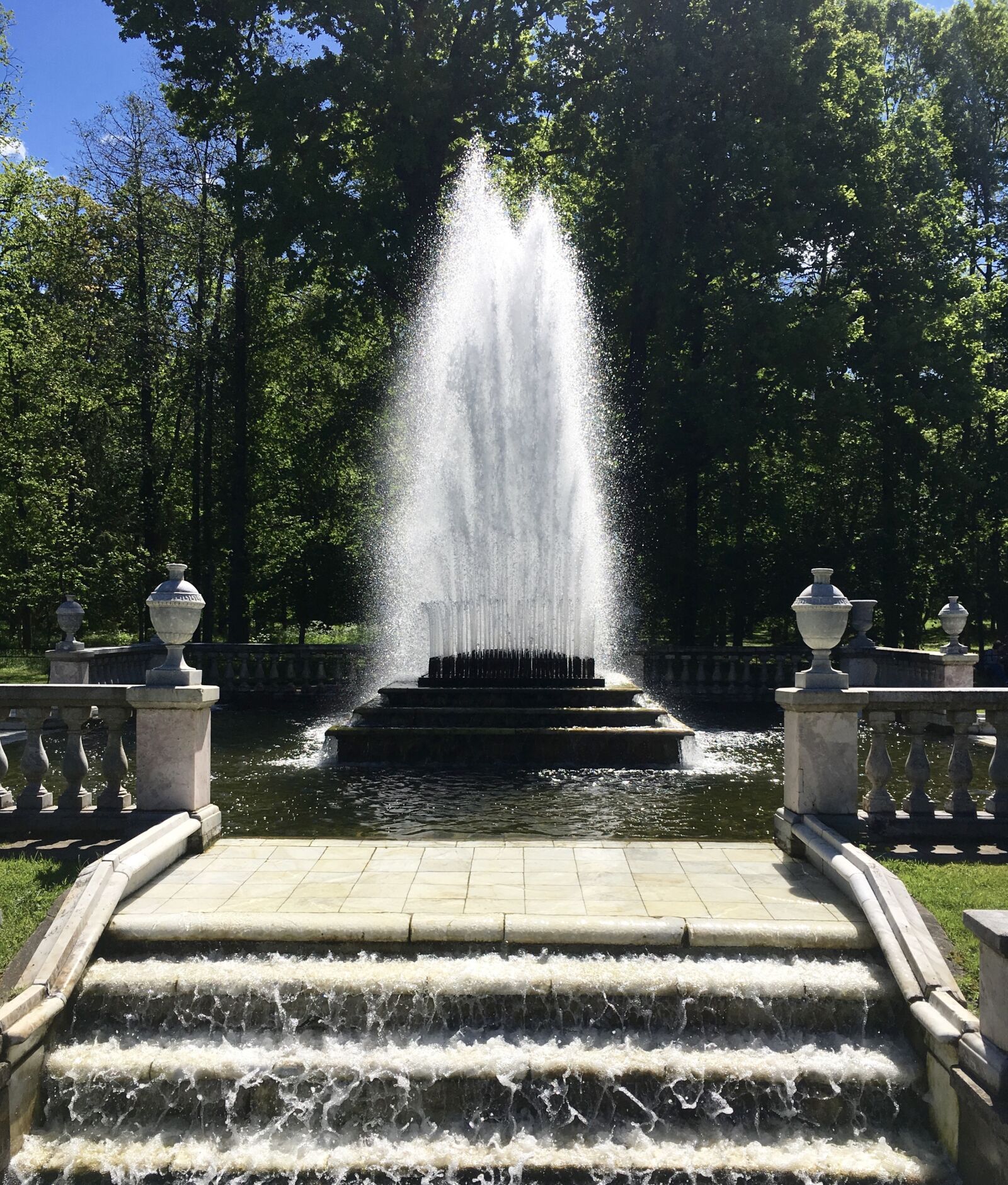 iPhone SE back camera 4.15mm f/2.2 sample photo. Fountain, water feature, water photography