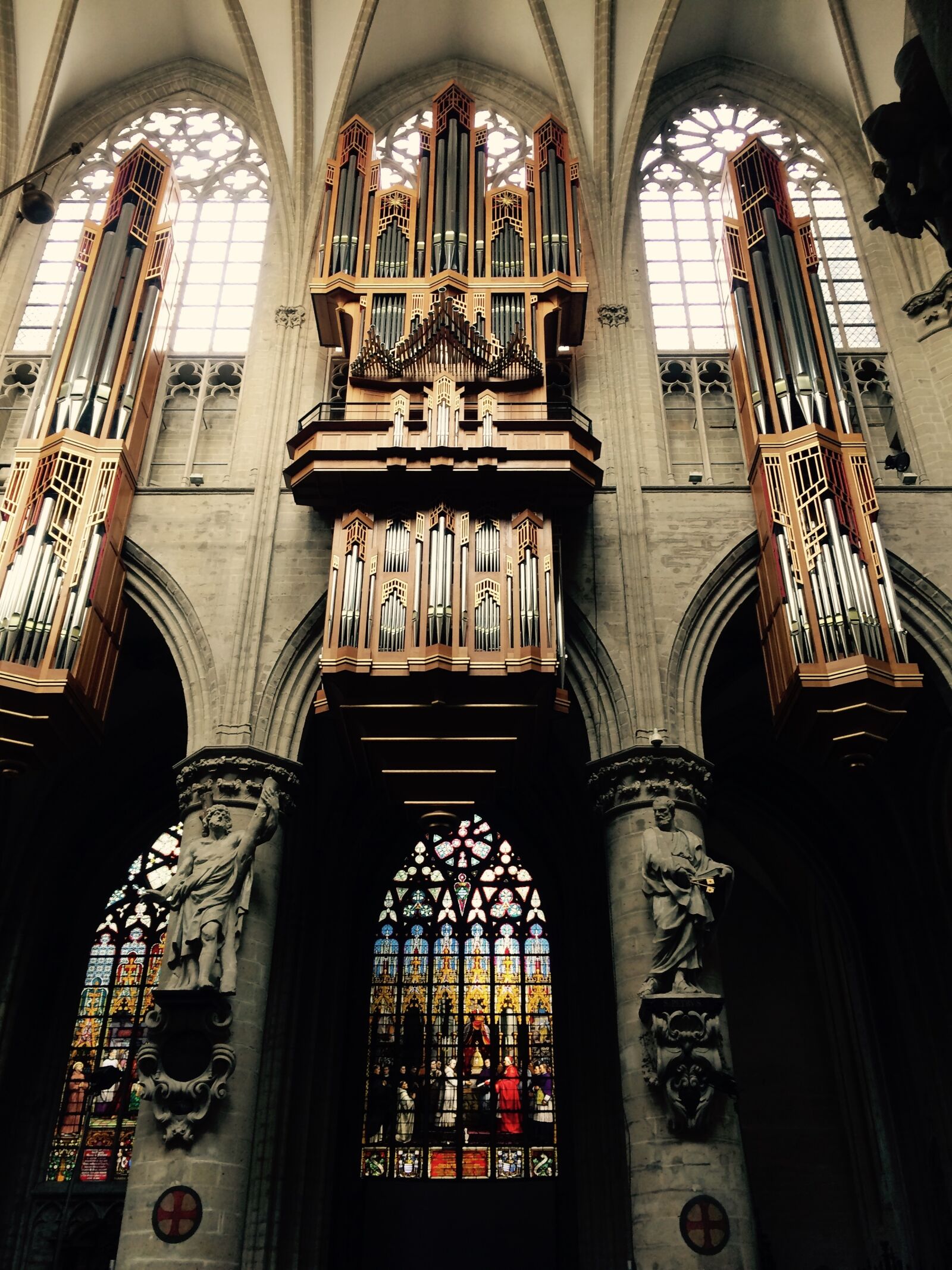 iPhone 5s back camera 4.15mm f/2.2 sample photo. Piano, cathedral, brussels photography