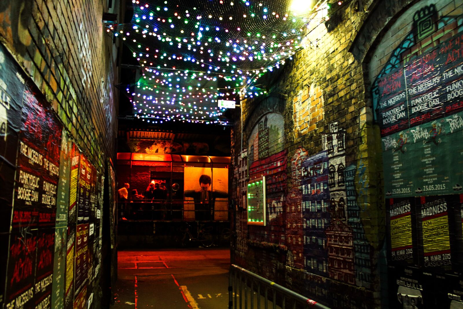 Canon EOS 1200D (EOS Rebel T5 / EOS Kiss X70 / EOS Hi) sample photo. Berlin, alley, lights photography