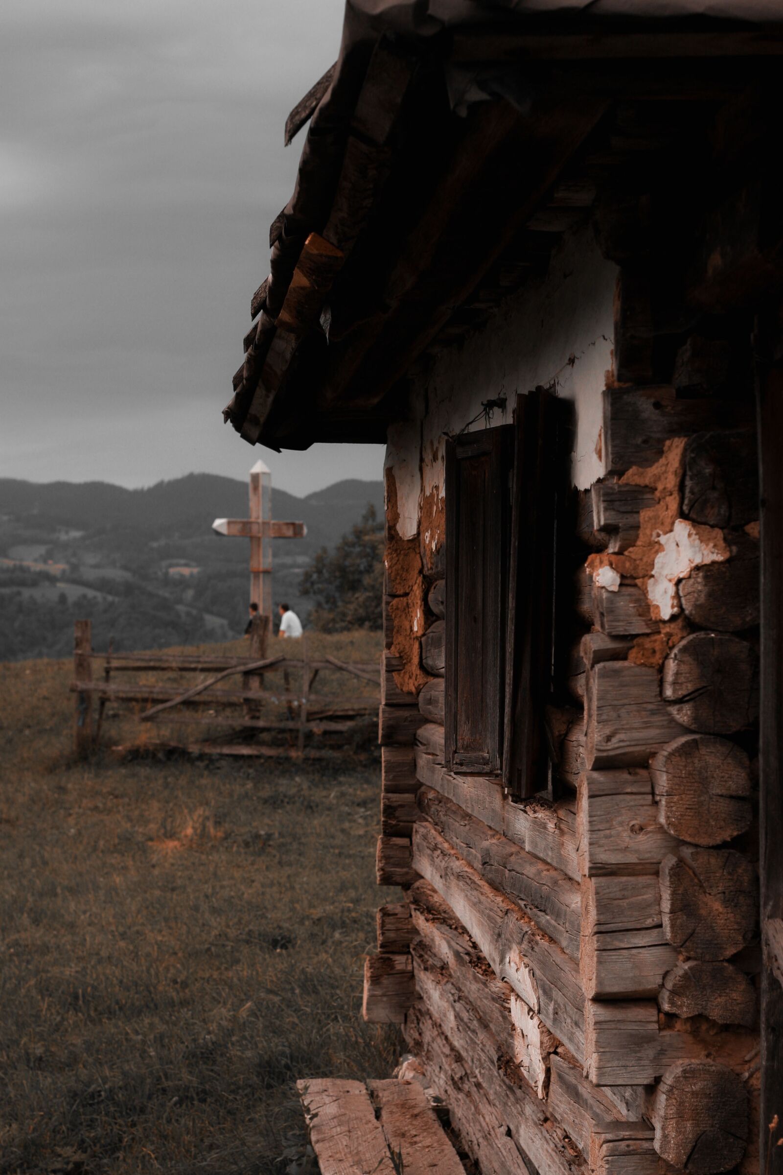 Canon EOS 400D (EOS Digital Rebel XTi / EOS Kiss Digital X) sample photo. Old house, mountains, travel photography