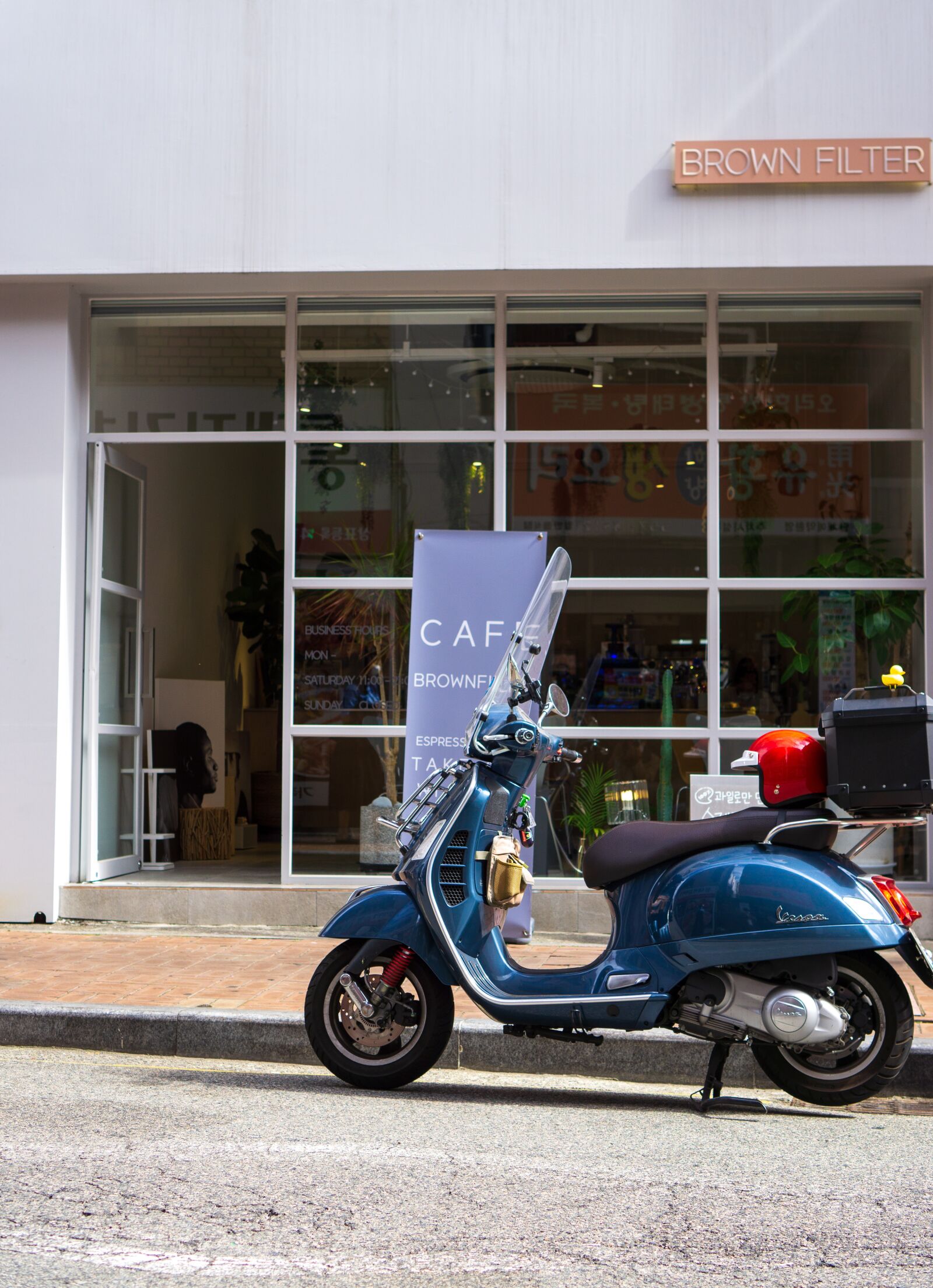 Sony a6000 + Sony E 35mm F1.8 OSS sample photo. Scooter, motorcycle, cafe photography
