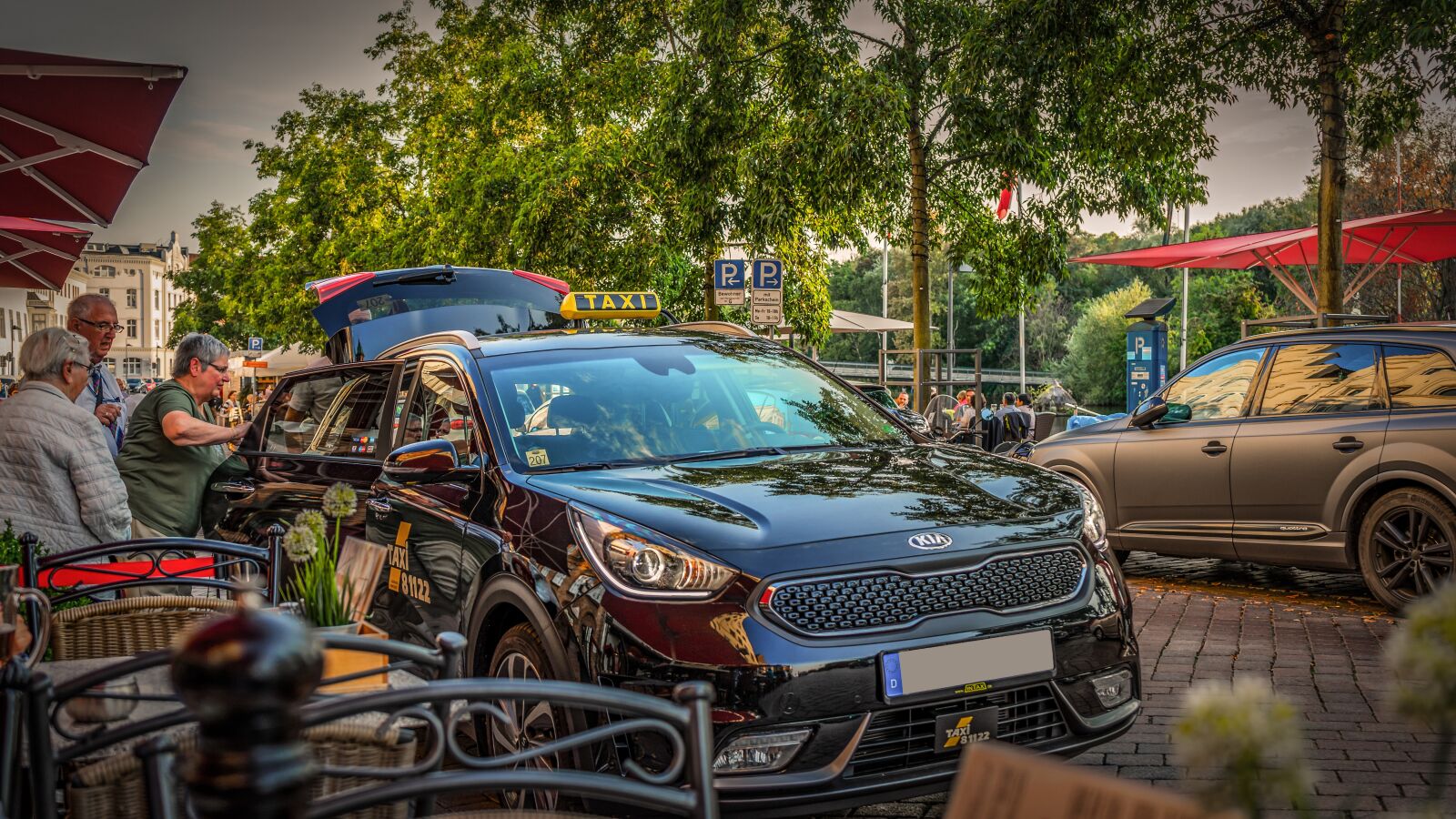 Sony a7 II + Sony FE 28-70mm F3.5-5.6 OSS sample photo. Taxi, passengers, city photography