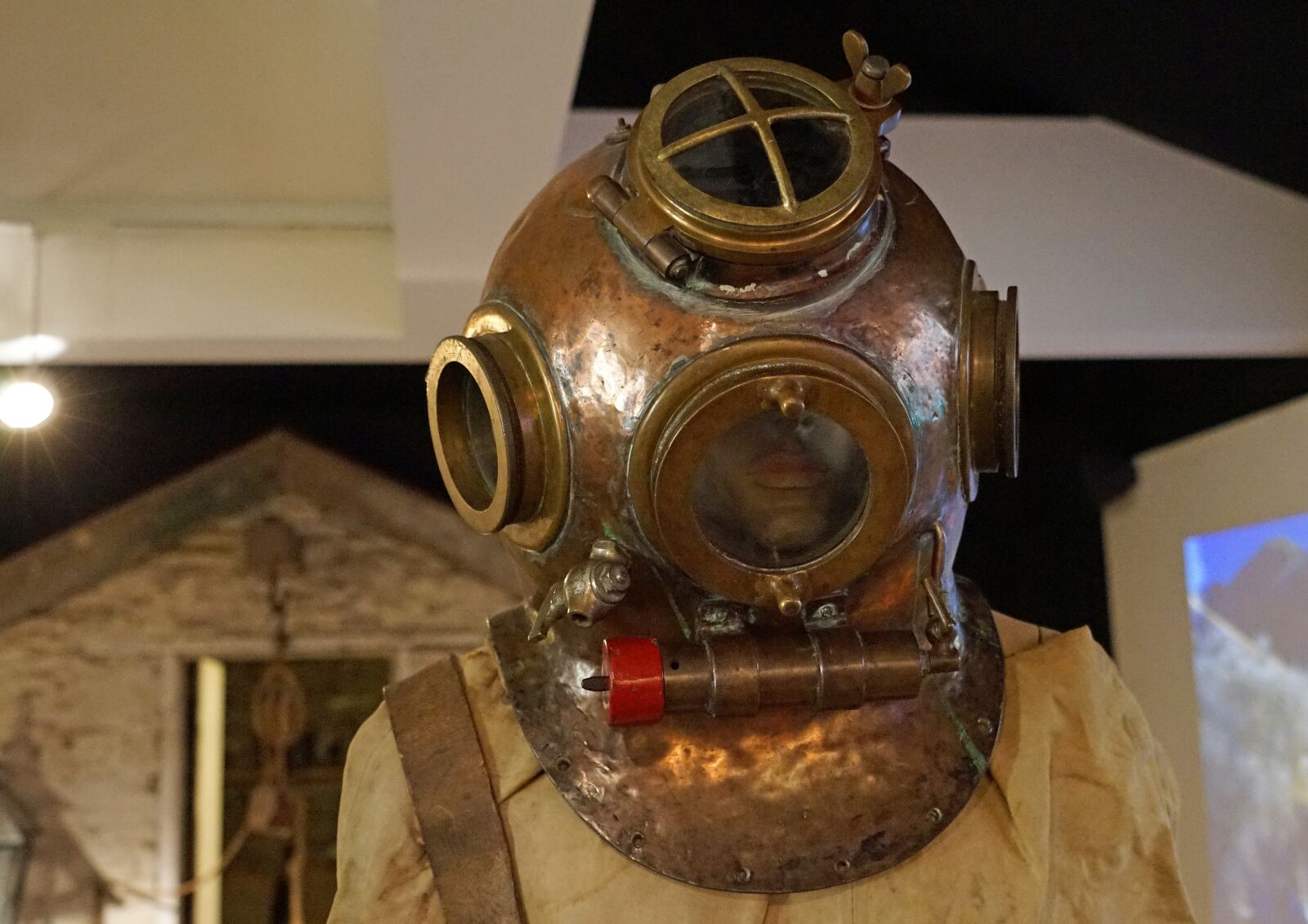 Sony a7 + Sony FE 24-240mm F3.5-6.3 OSS sample photo. Divers helmet, nostalgia, helmet photography