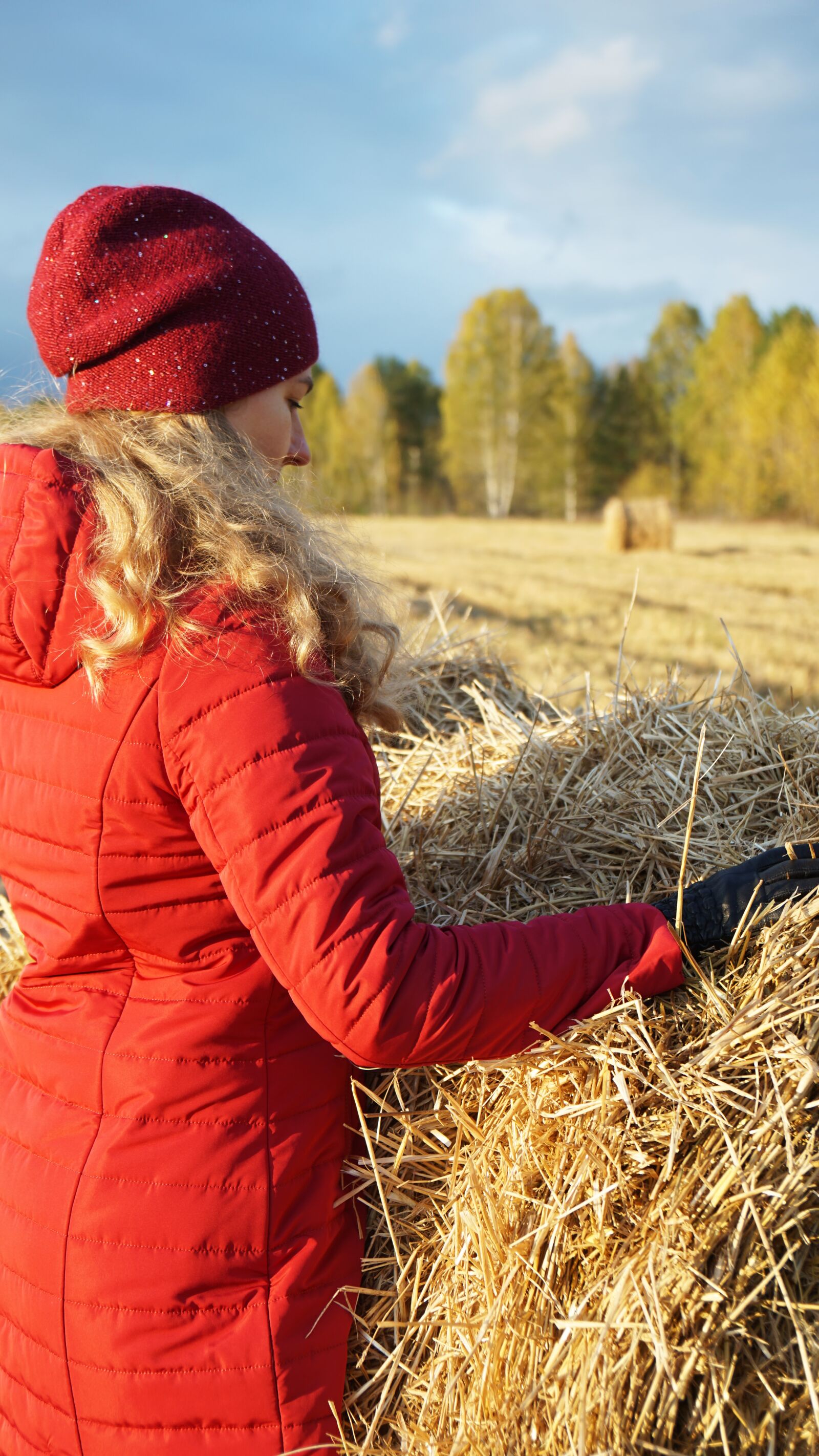 Sony a6000 + Sony Vario-Tessar T* E 16-70mm F4 ZA OSS sample photo. Girl, nature, hay photography