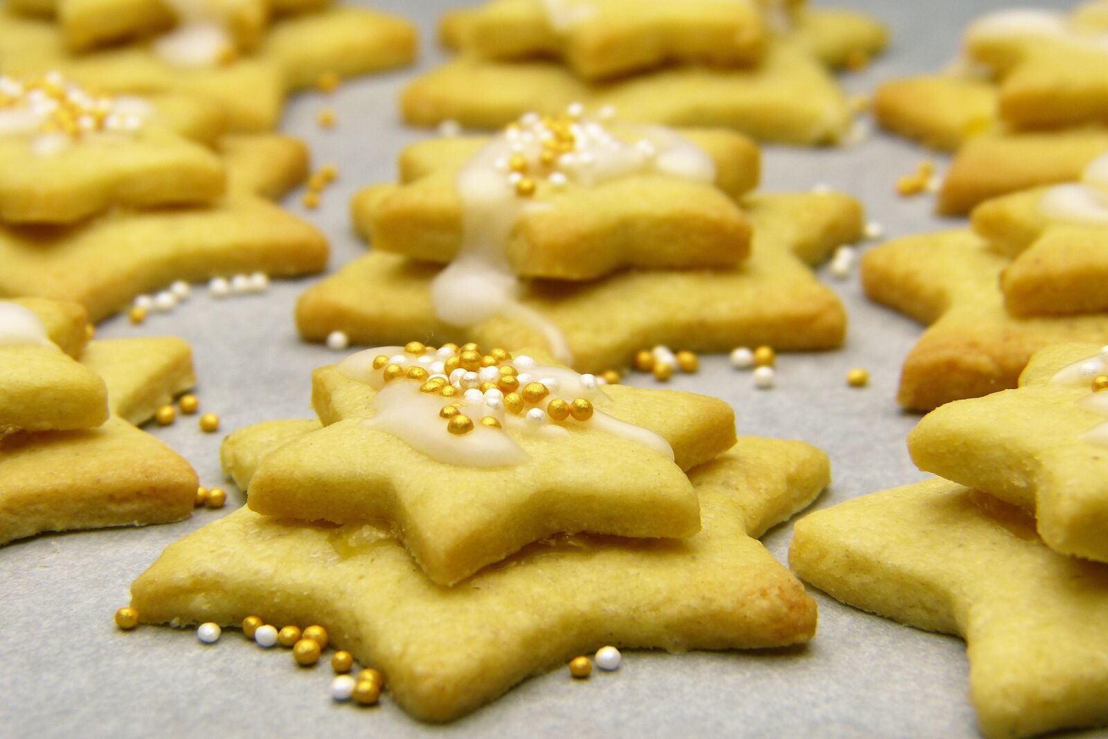 Panasonic Lumix DMC-FZ150 sample photo. Christmas biscuits, star, icing photography