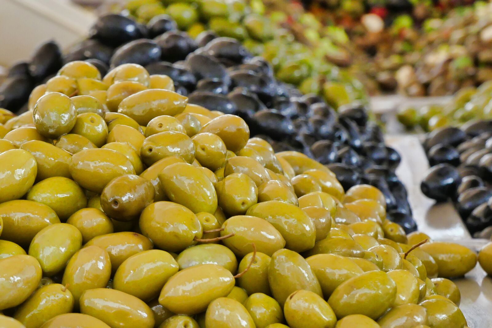 Panasonic Lumix DMC-FZ300 sample photo. The olives, italy, kitchen photography