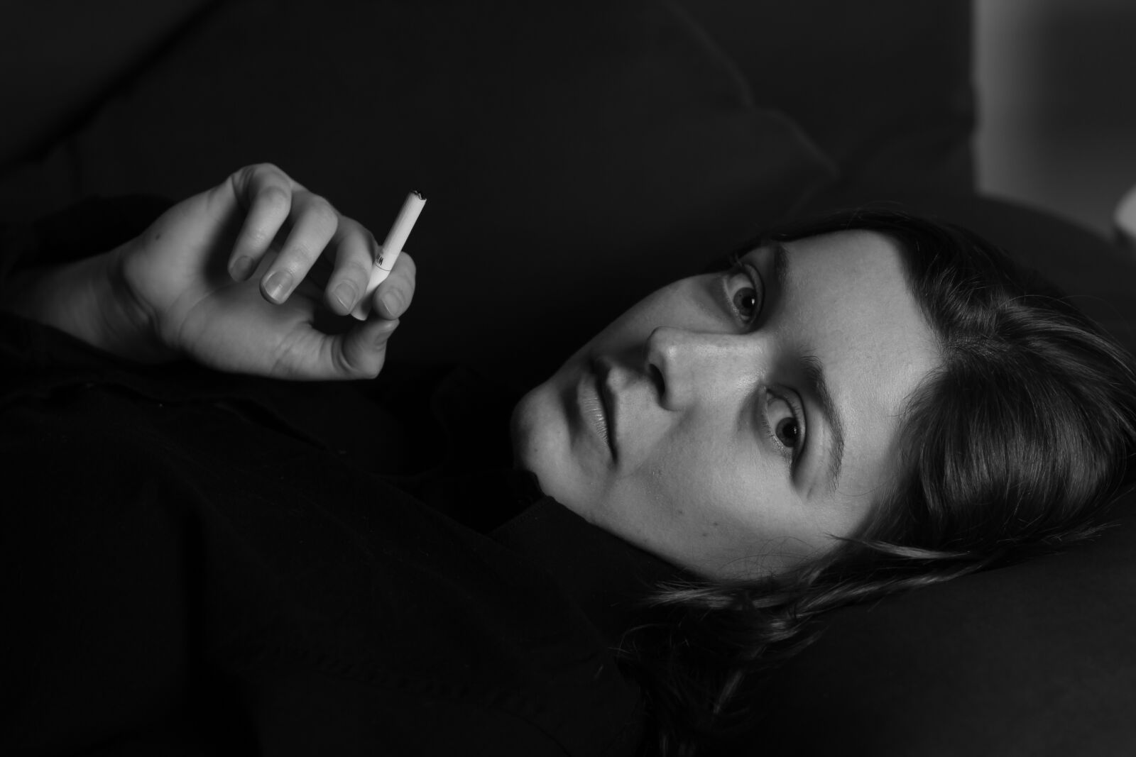 Canon EF 50mm F1.4 USM sample photo. Woman, cigarette, smoking photography