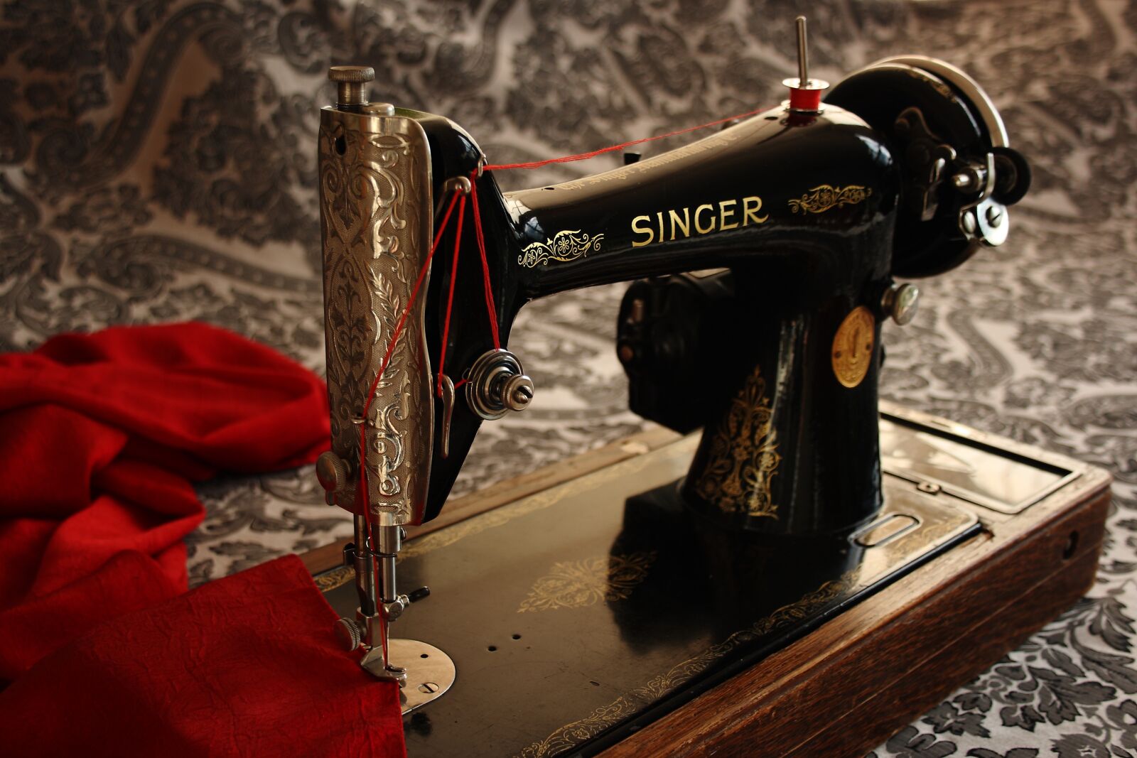 Canon EOS 400D (EOS Digital Rebel XTi / EOS Kiss Digital X) sample photo. Sewing machine, antique, vintage photography