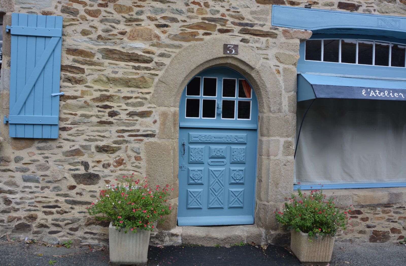 Nikon D5200 sample photo. Door wood, round door photography