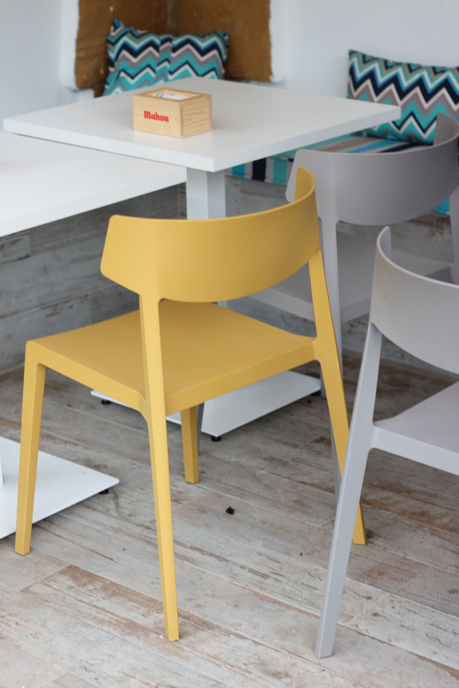 Canon EOS 600D (Rebel EOS T3i / EOS Kiss X5) + Canon EF 50mm F1.8 STM sample photo. Chair, office, beach photography