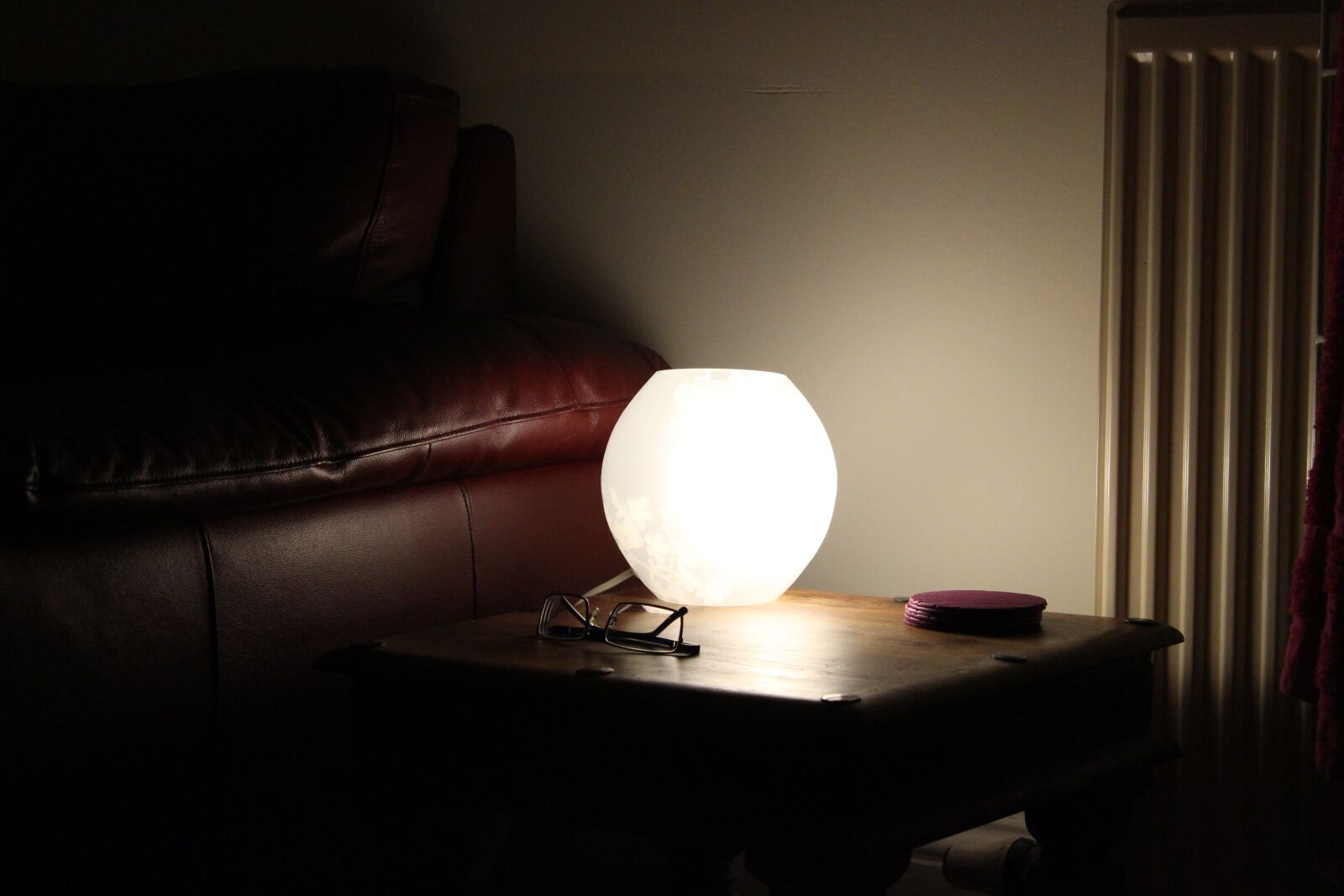 Canon EOS 100D (EOS Rebel SL1 / EOS Kiss X7) sample photo. Lamp, light, sofa photography