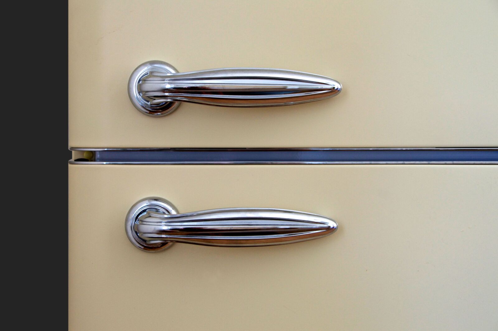 Nikon D3200 sample photo. Handles, door, refrigerator photography