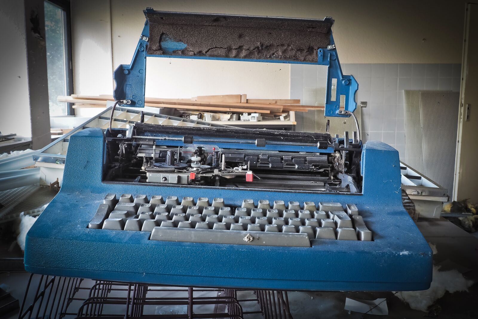 Olympus OM-D E-M10 sample photo. Lost places, office building photography