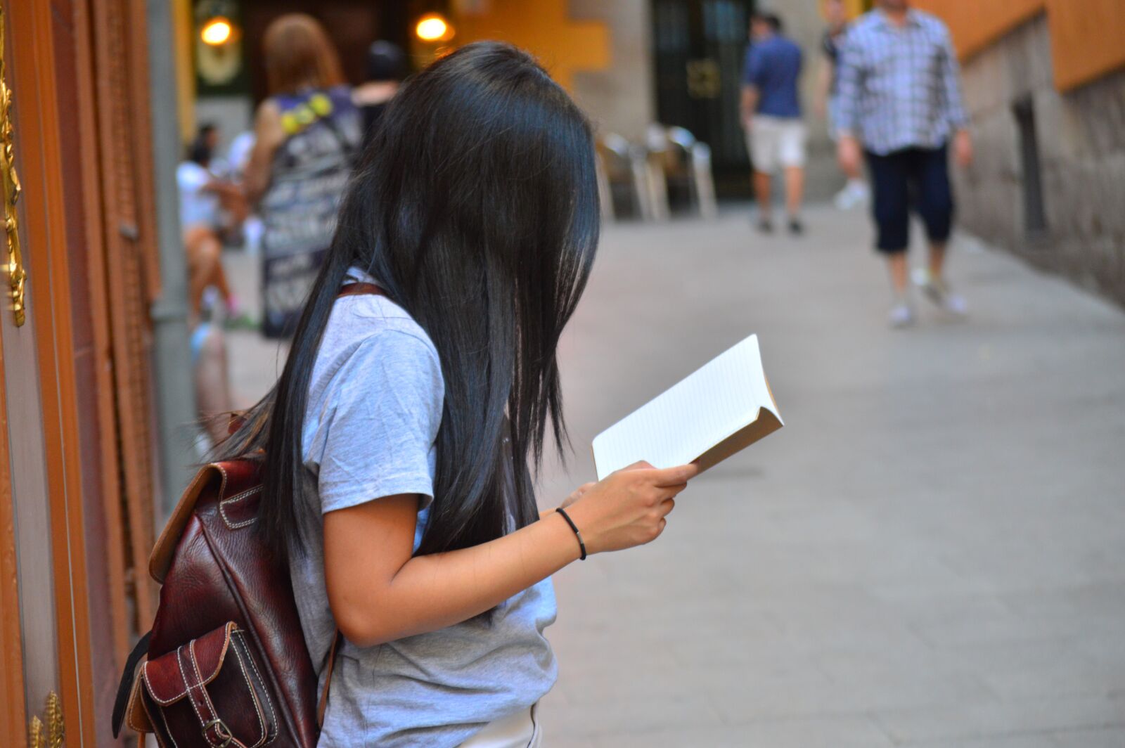 Nikon D3200 sample photo. Woman, book, street photography