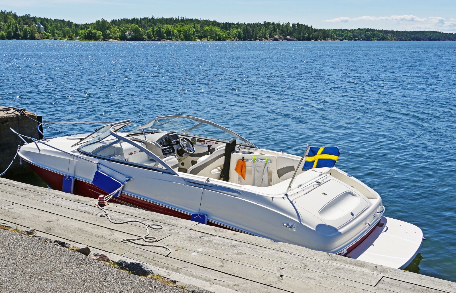 Panasonic Lumix DMC-GX8 sample photo. Powerboat, leisure, investors photography
