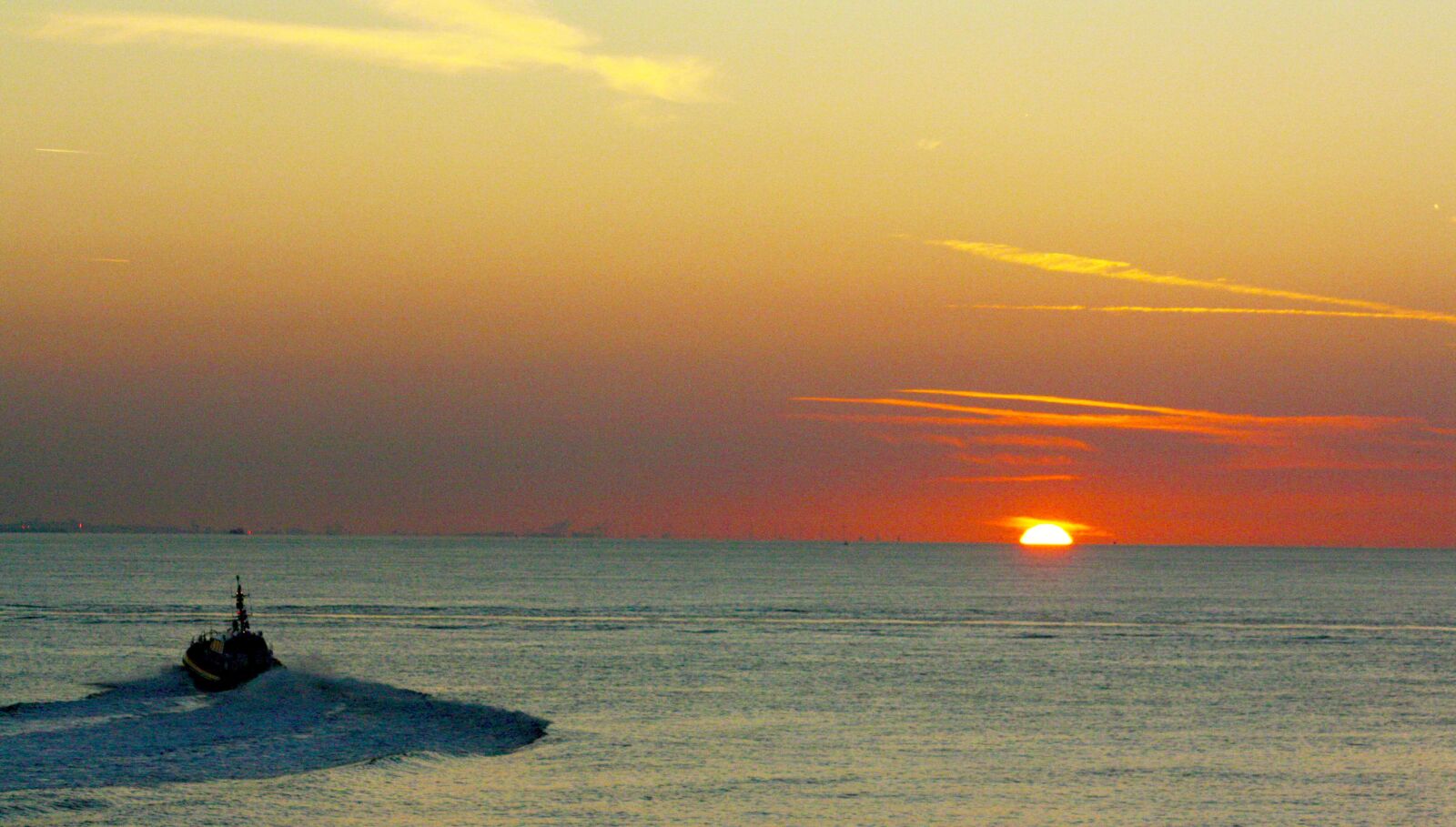 Canon EOS 1000D (EOS Digital Rebel XS / EOS Kiss F) sample photo. Boat, pilot, water photography