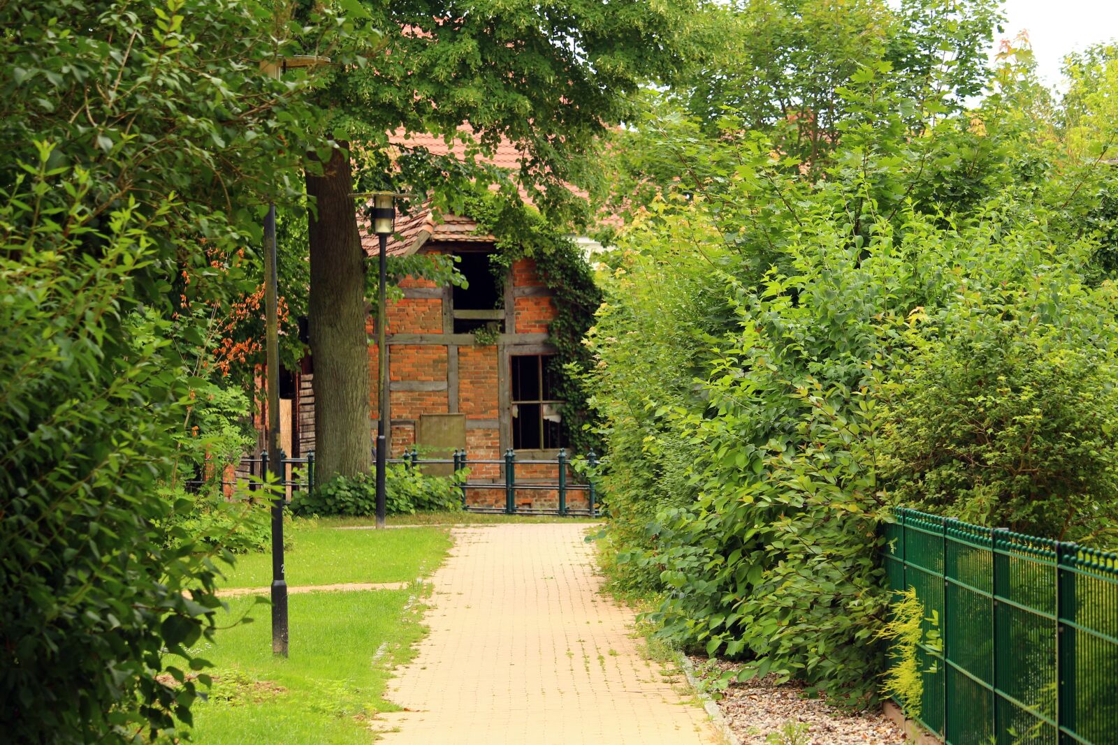 Canon EOS 100D (EOS Rebel SL1 / EOS Kiss X7) sample photo. Ludwigslust-parchim, truss, castle park photography